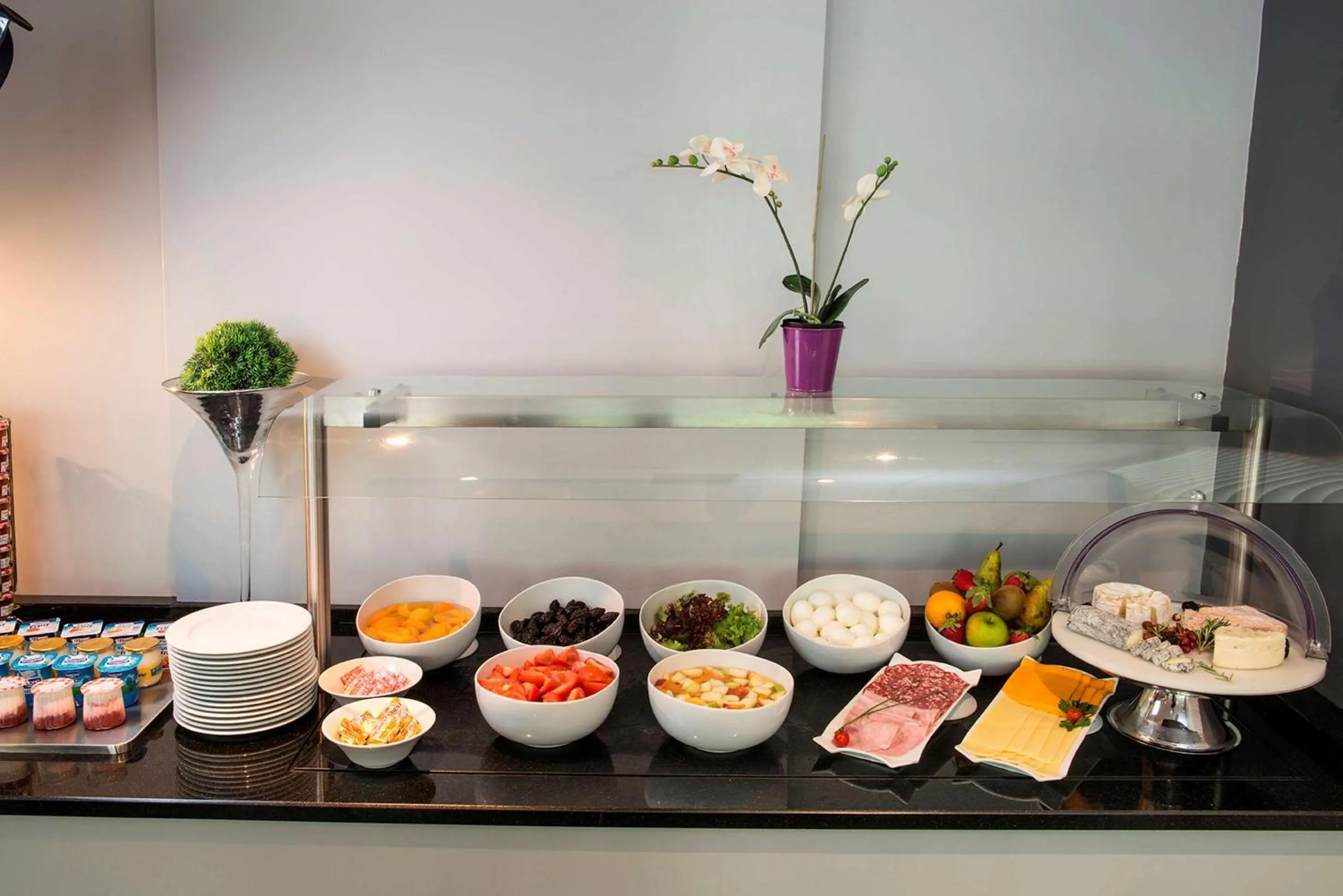 Restaurant/places to eat in Hôtel Inn Design Paris Saint Quentin