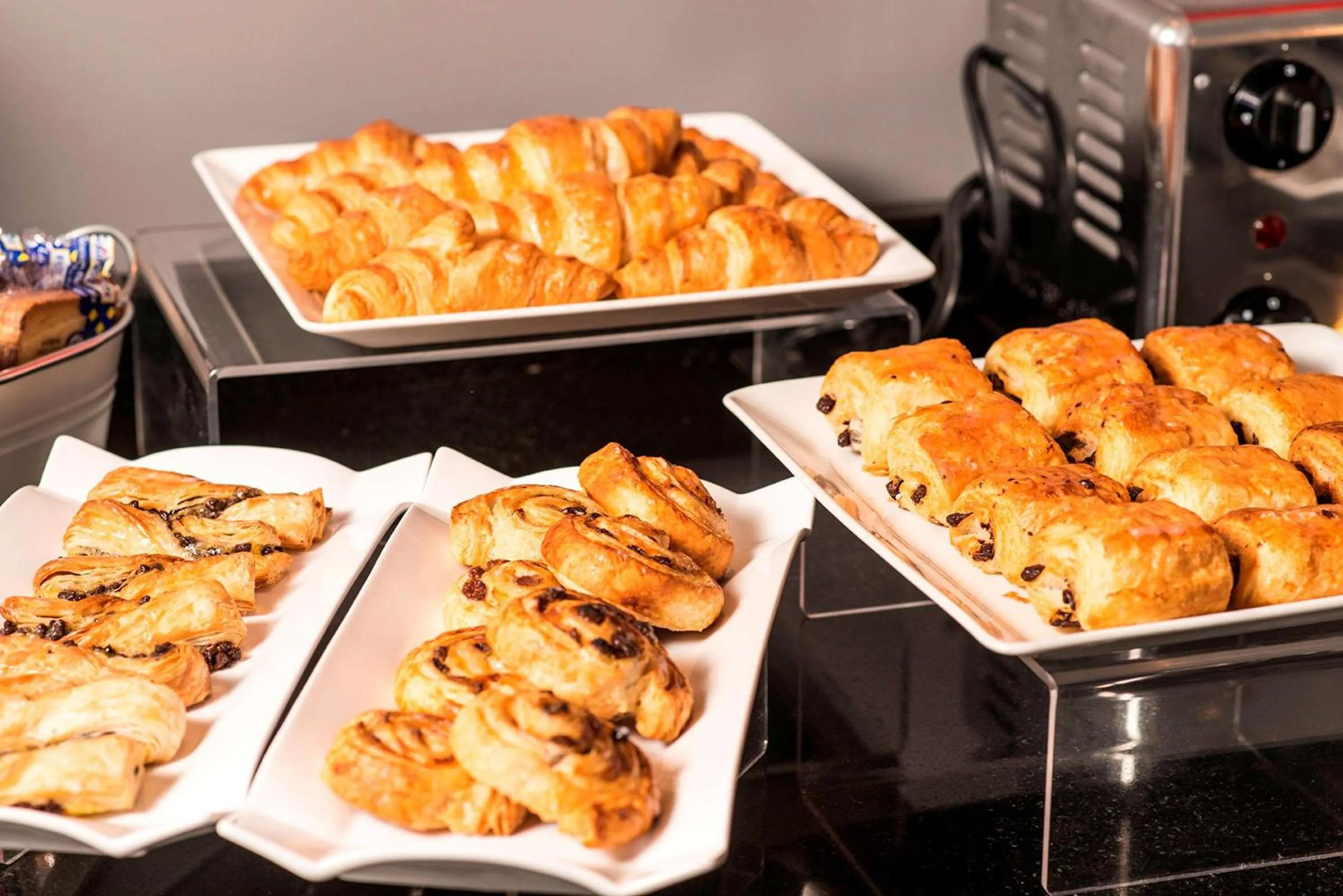 Restaurant/places to eat in Hôtel Inn Design Paris Saint Quentin