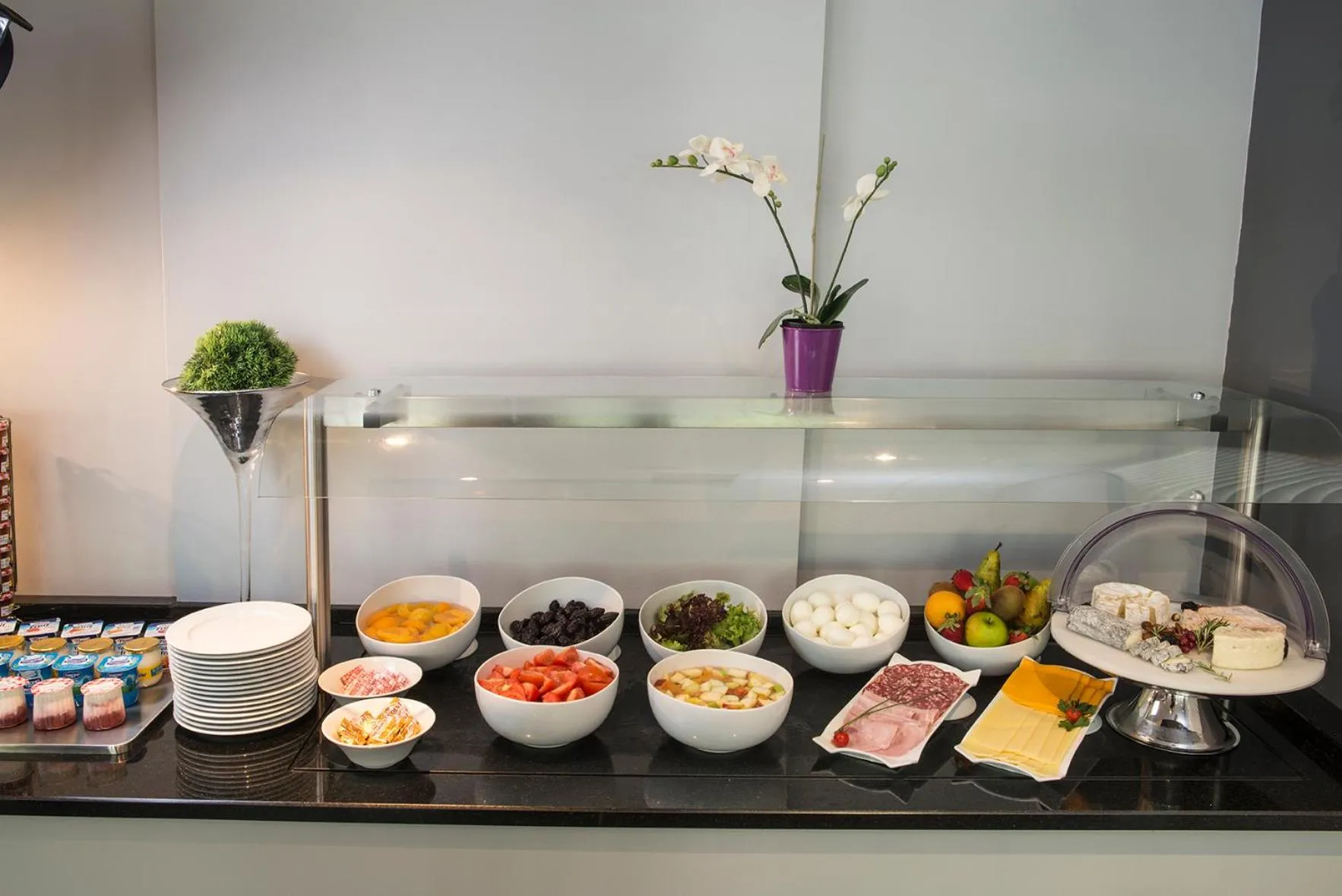 Buffet breakfast in Hôtel Inn Design Paris Saint Quentin