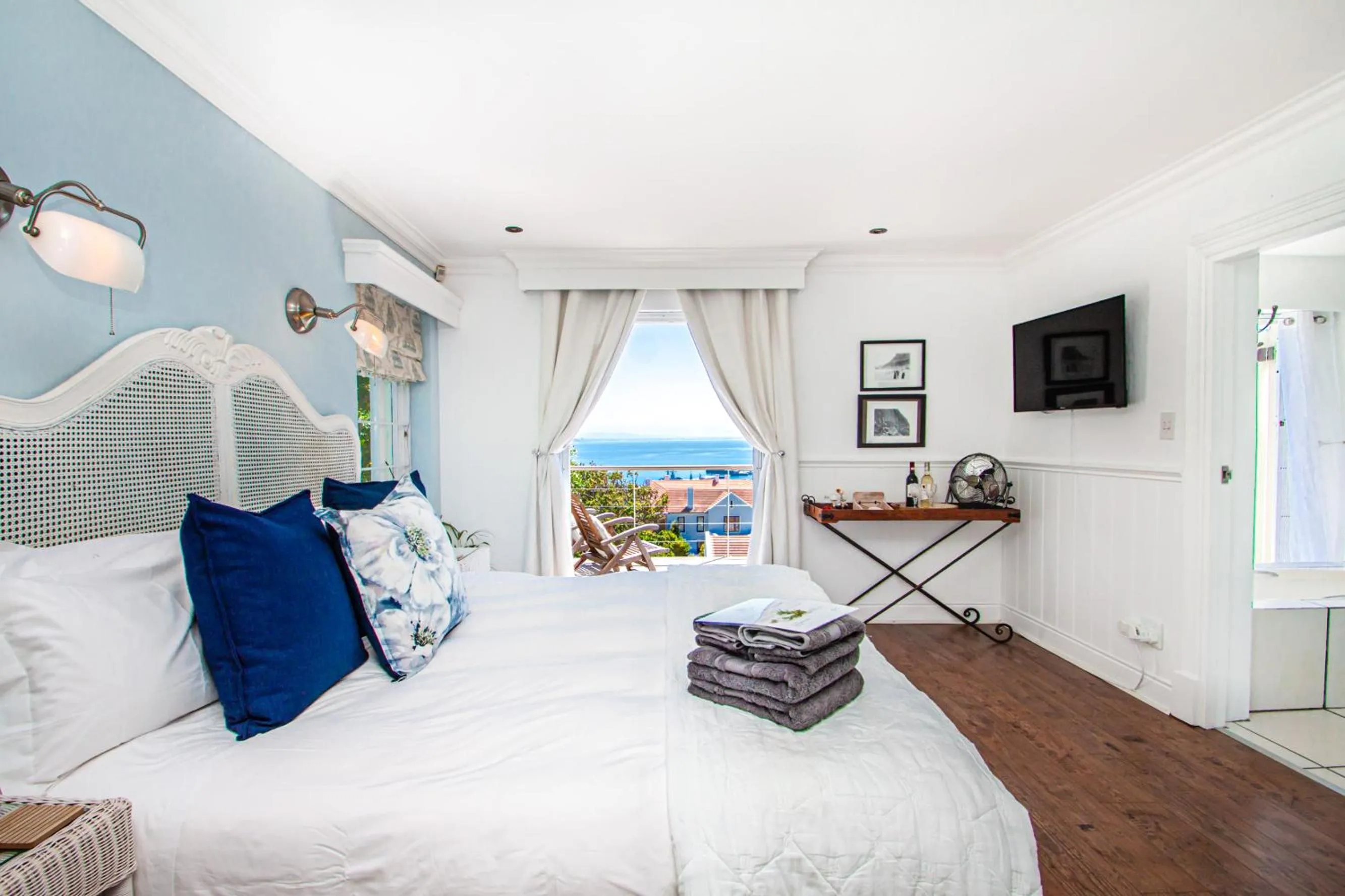 King Room with Sea View - single occupancy in A Boat House