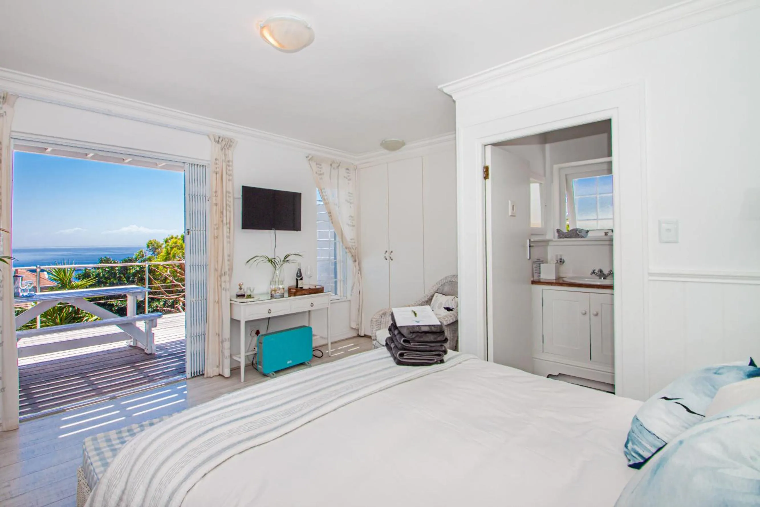 Queen Room with Sea View - single occupancy in A Boat House