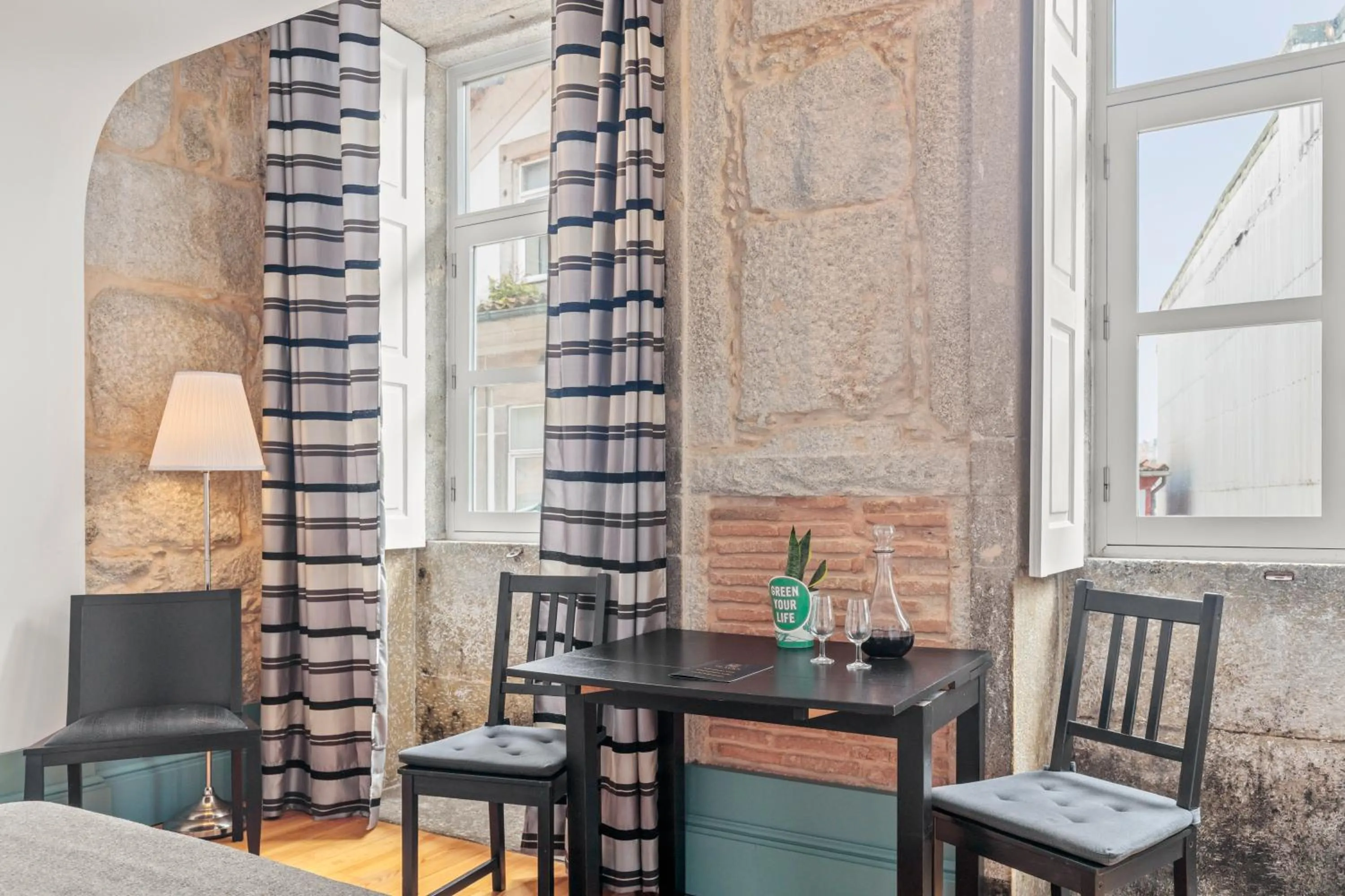 Dining area in OX Apartments B Places