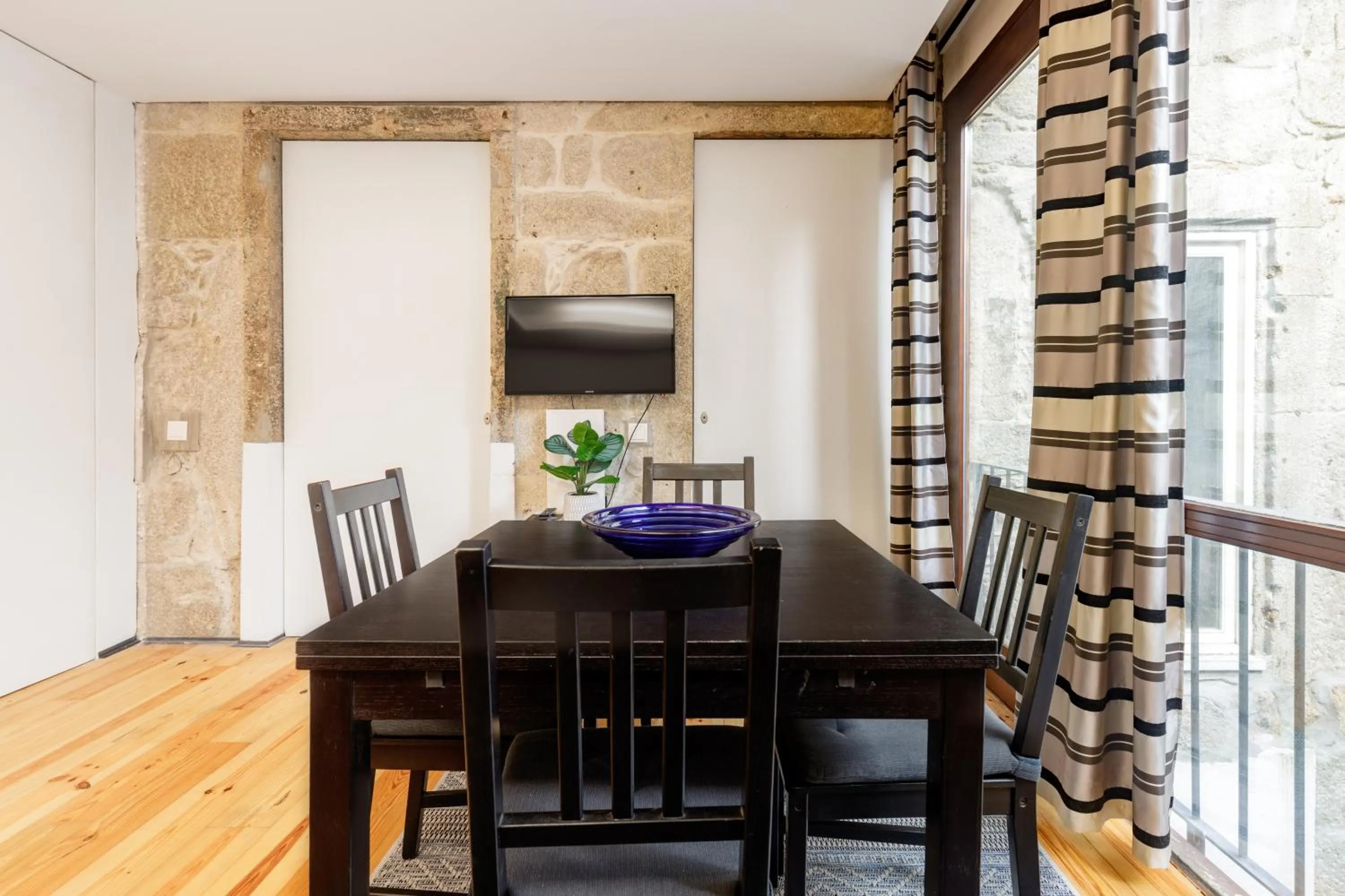 Dining area in OX Apartments B Places