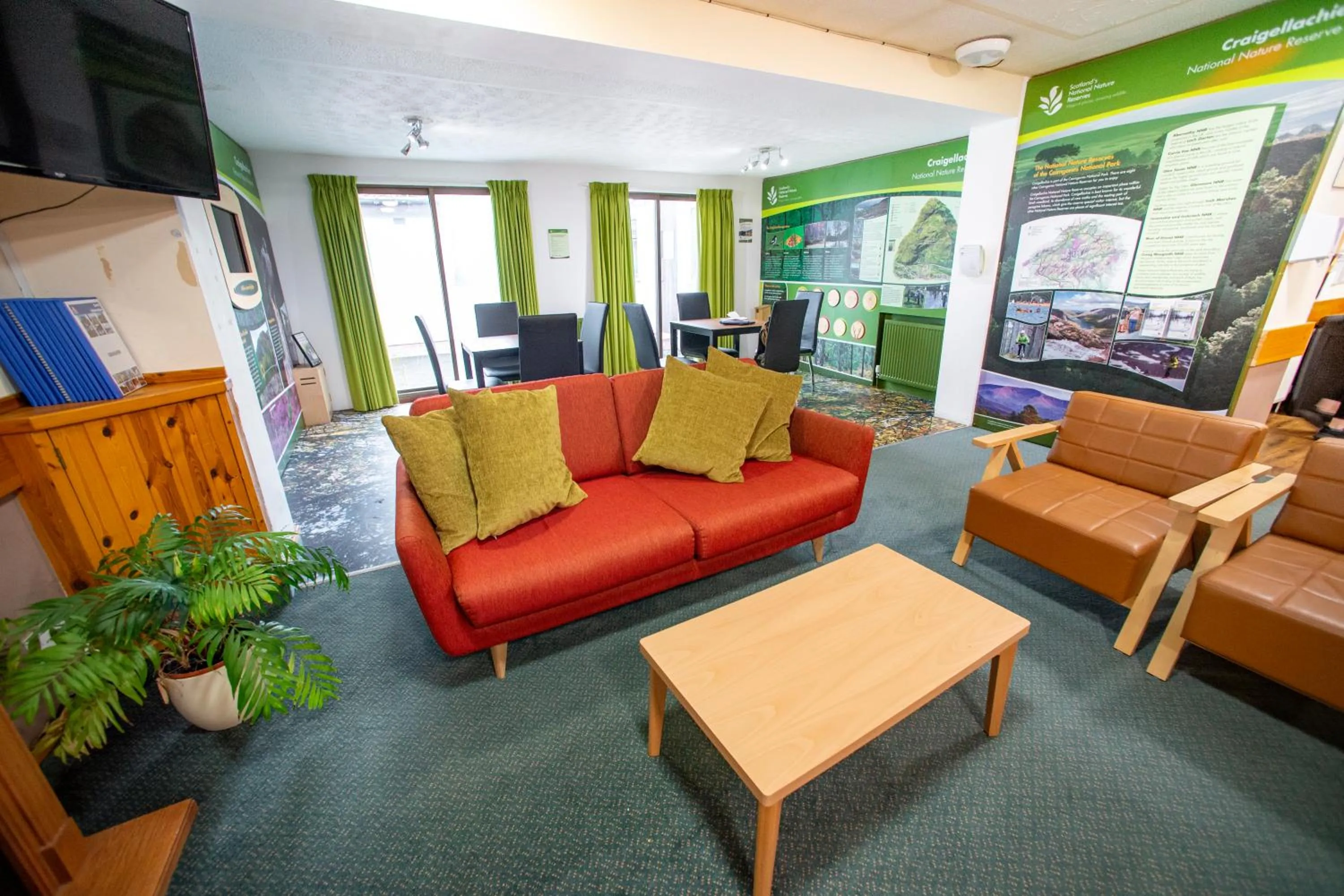 Communal lounge/ TV room in Aviemore Youth Hostel