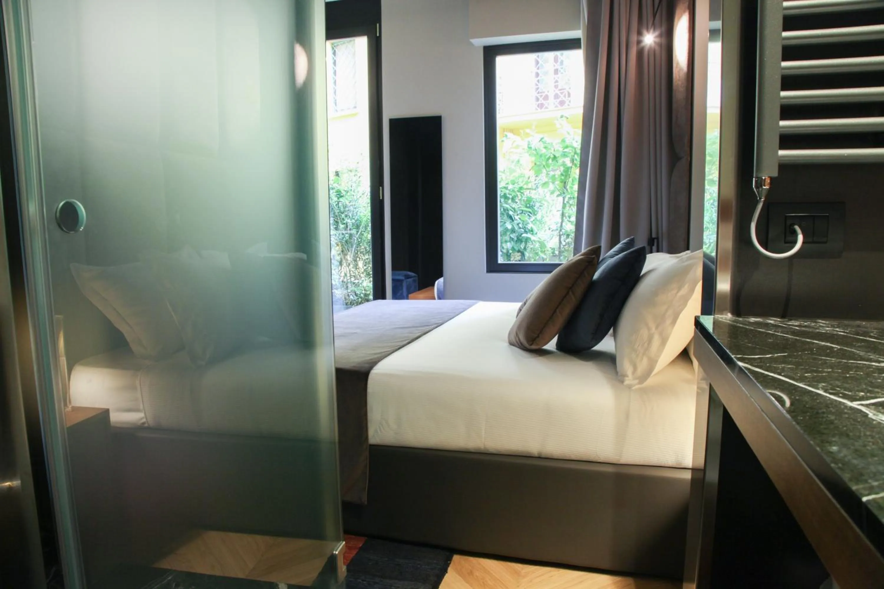 Bathroom, Bed in Triviho Hotel