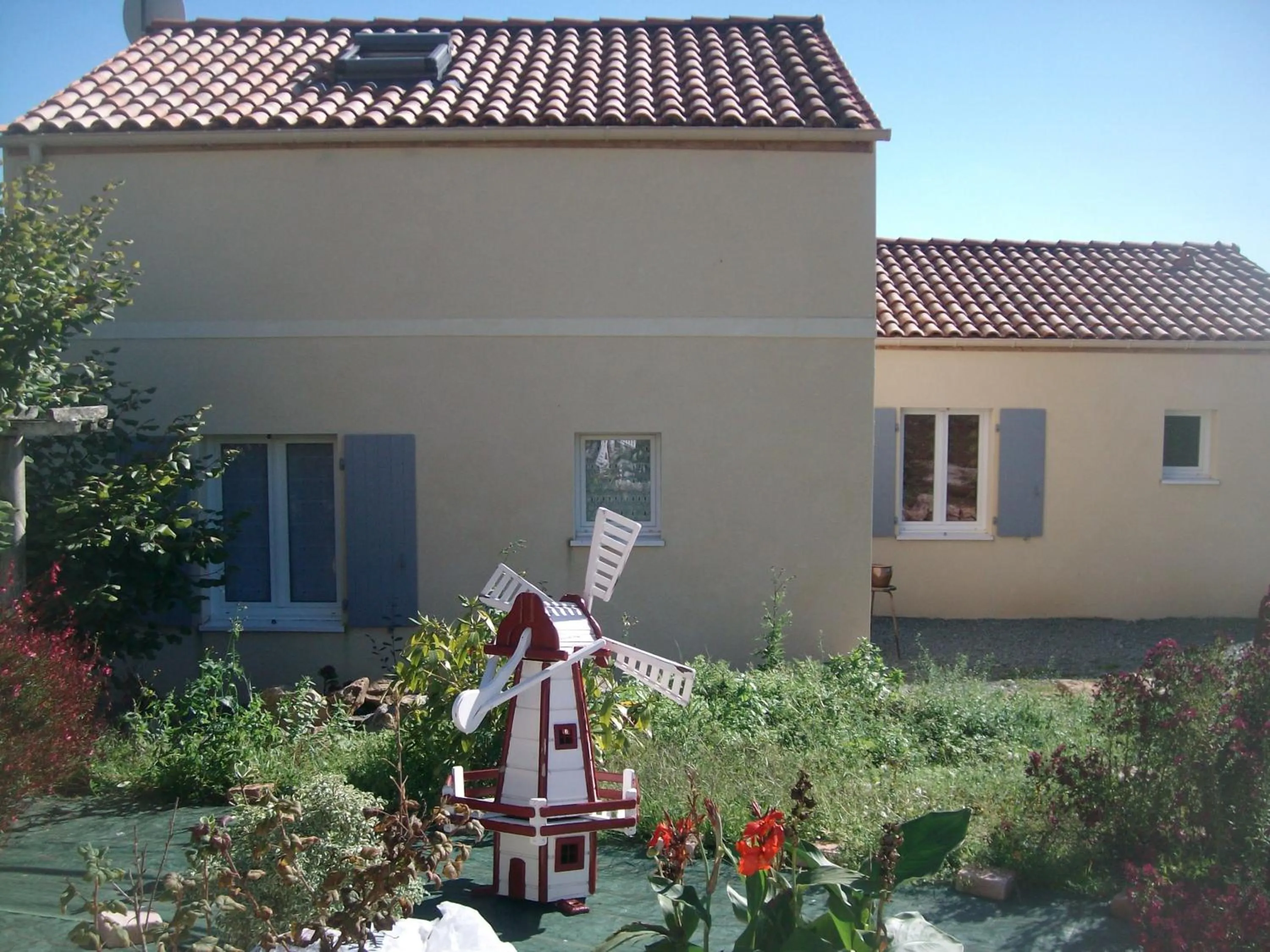Property building in Chambre d'hôtes 84 de la Manelière