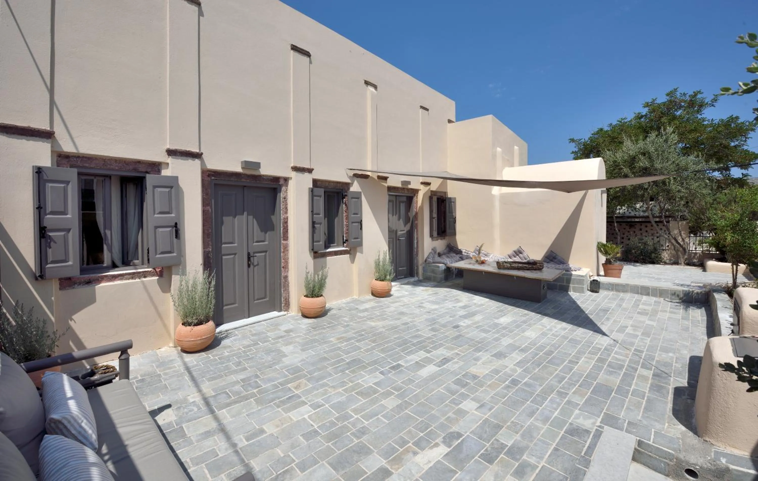 Facade/entrance in ALIA MANSION by K&K