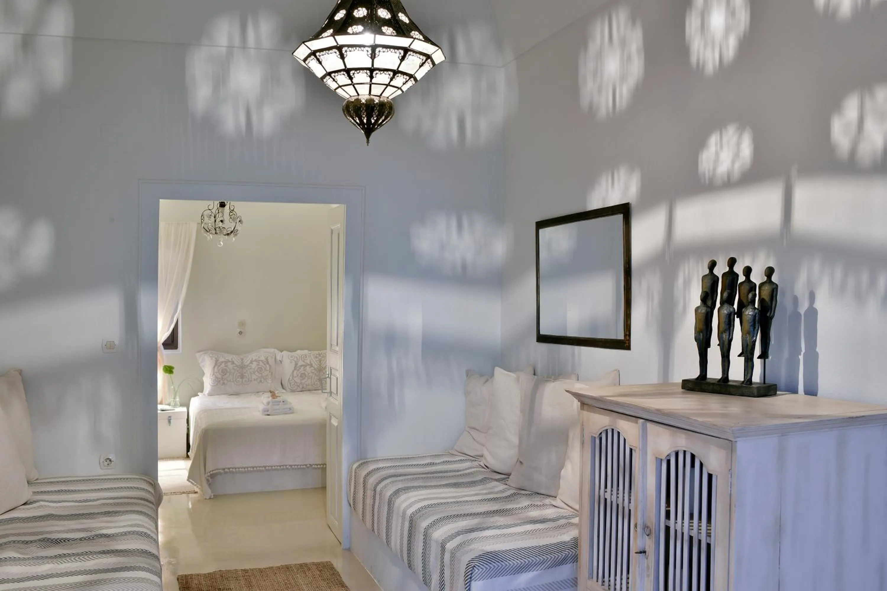 Living room, Bed in ALIA MANSION by K&K