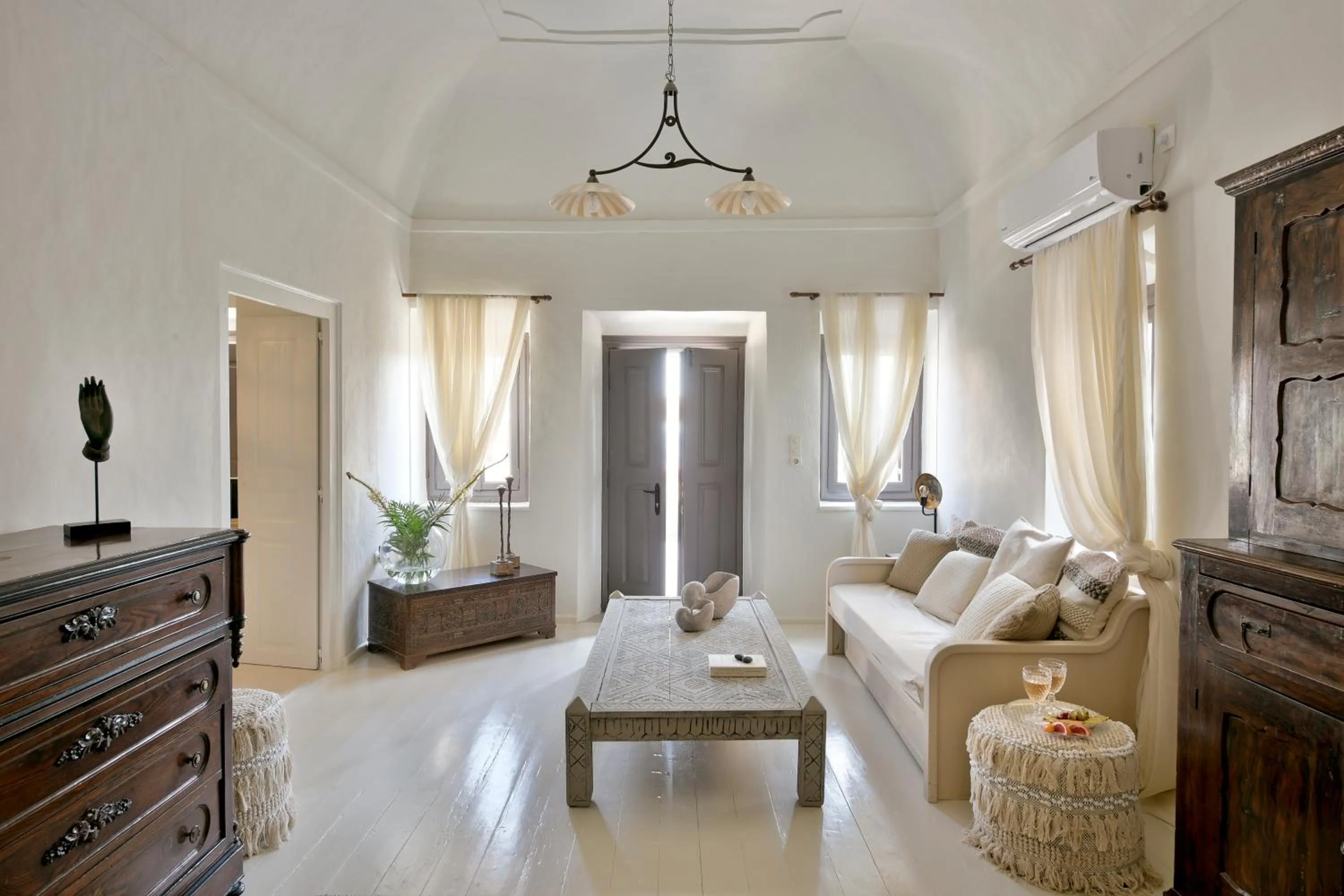Living room, Bed in ALIA MANSION by K&K