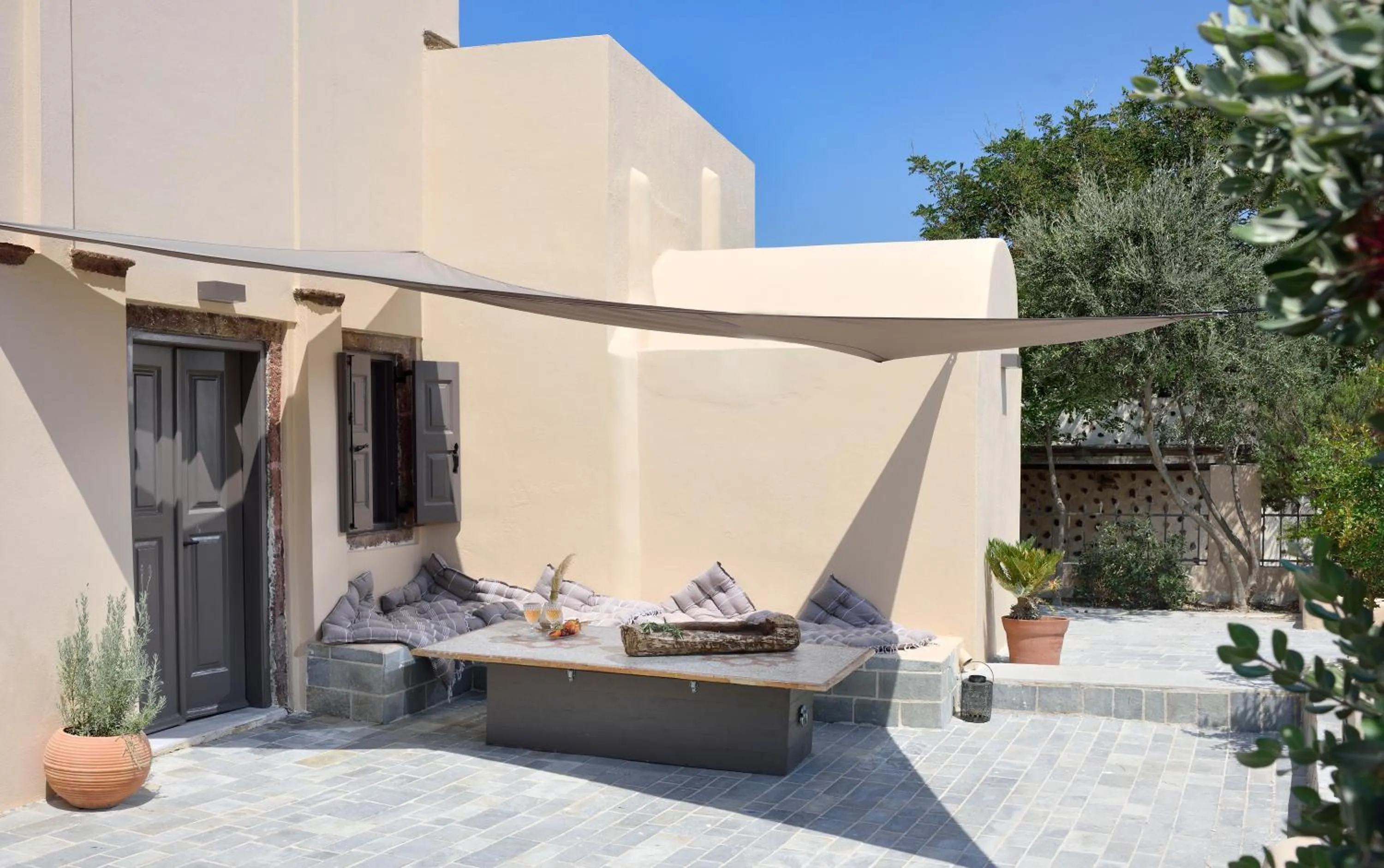 Facade/entrance in ALIA MANSION by K&K