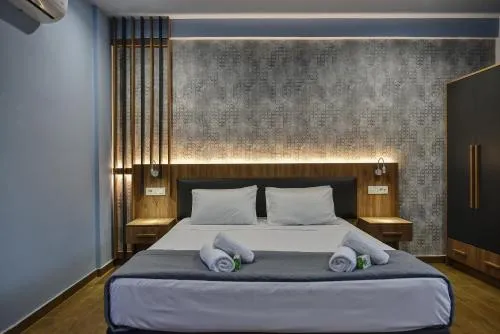 Del Mar 'Adults Only'