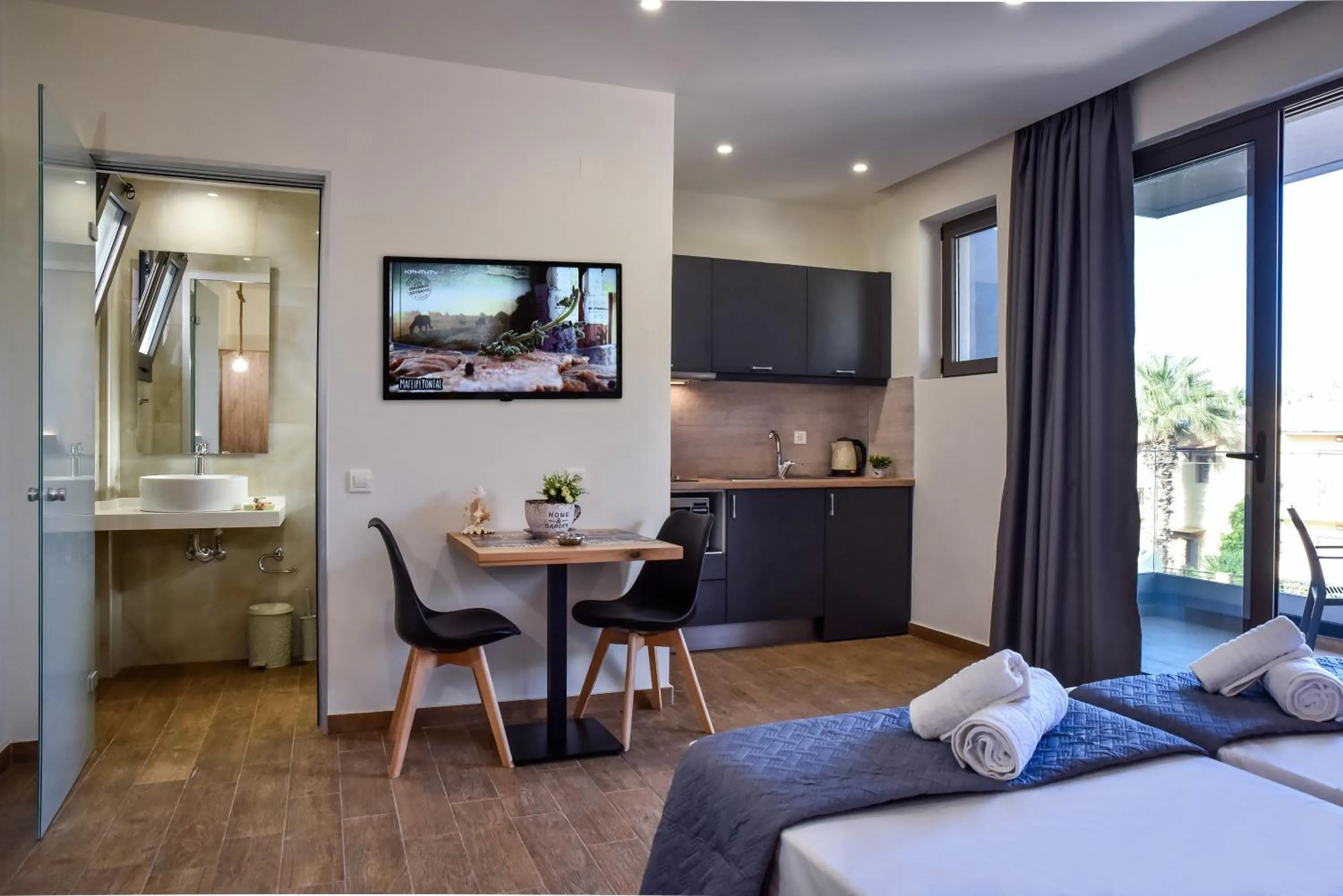 Bathroom, Bed in Del Mar 'Adults Only'