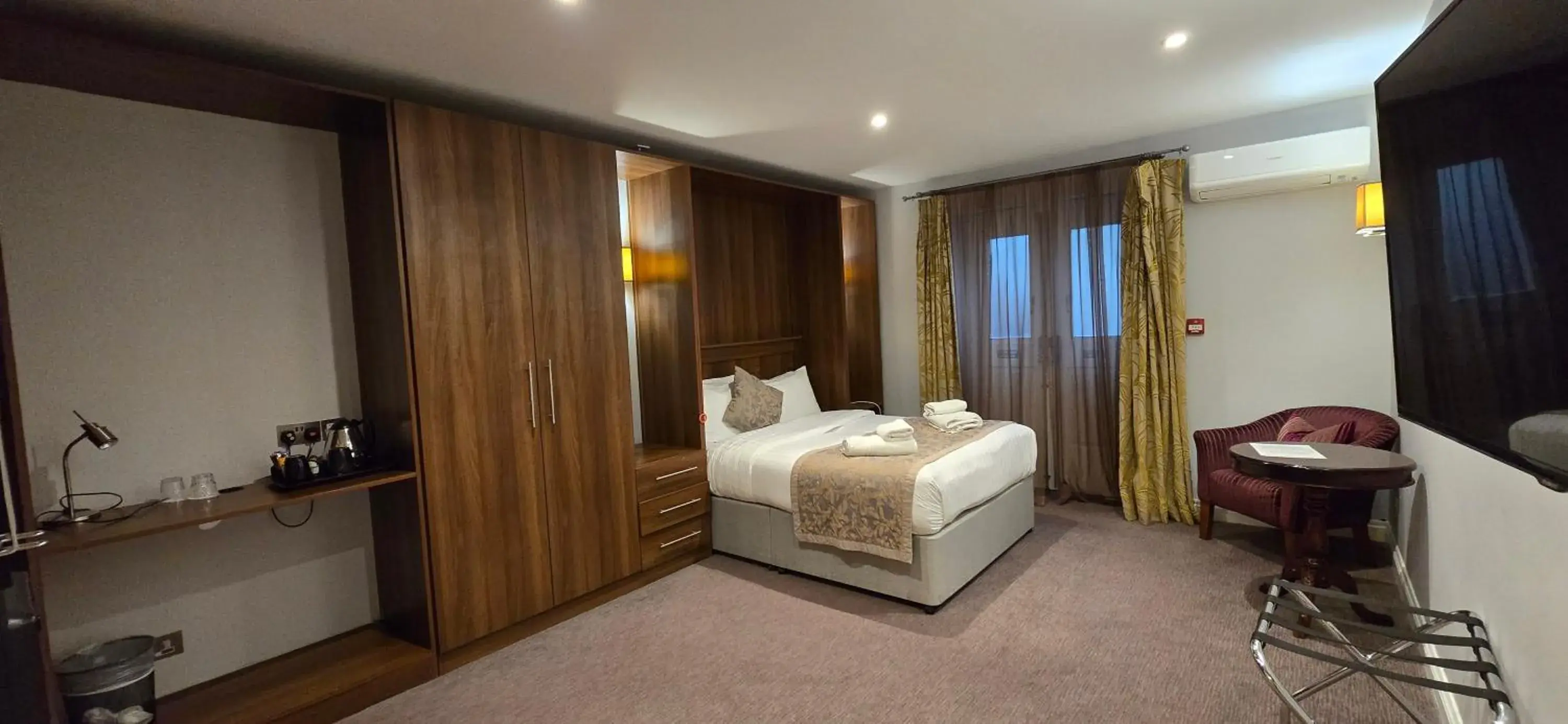 Photo of the whole room, Bed in Shendish Manor Hotel & Golf Course Photo of the whole room, Bed in Shendish Manor Hotel & Golf Course