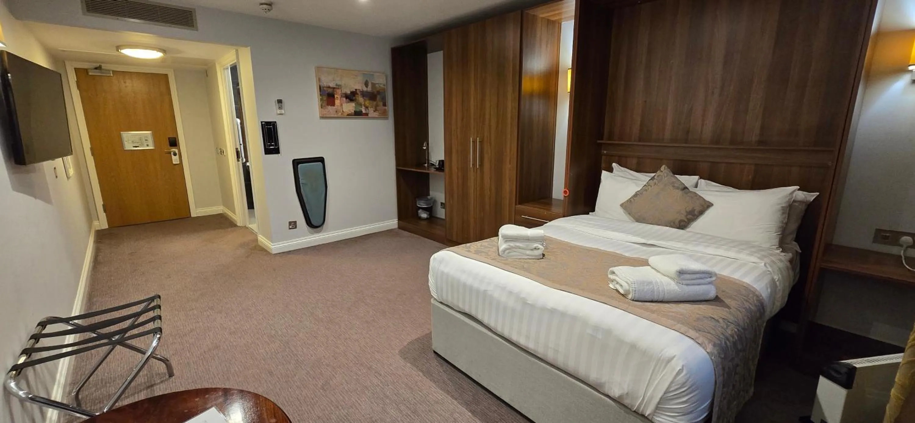 Photo of the whole room, Bed in Shendish Manor Hotel & Golf Course