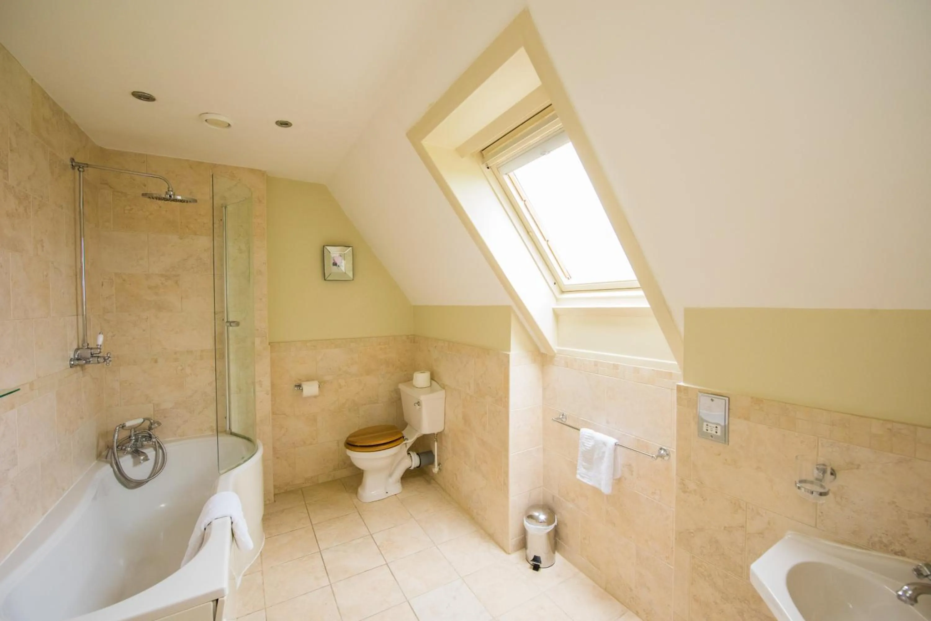 Bathroom in Shendish Manor Hotel & Golf Course