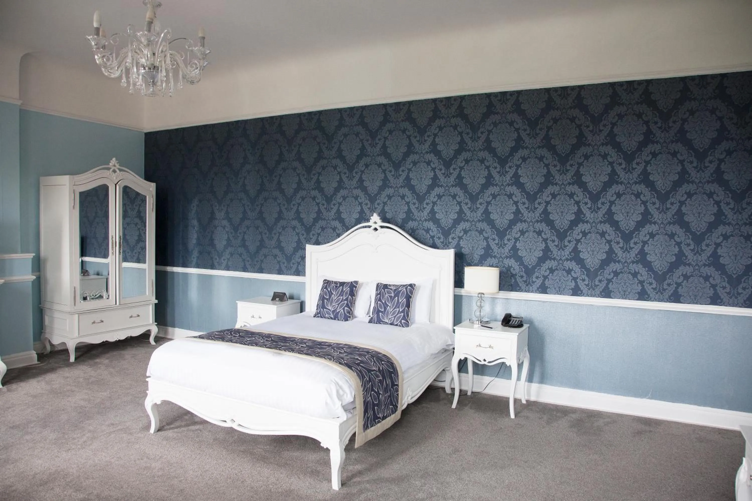 Photo of the whole room, Bed in Shendish Manor Hotel & Golf Course