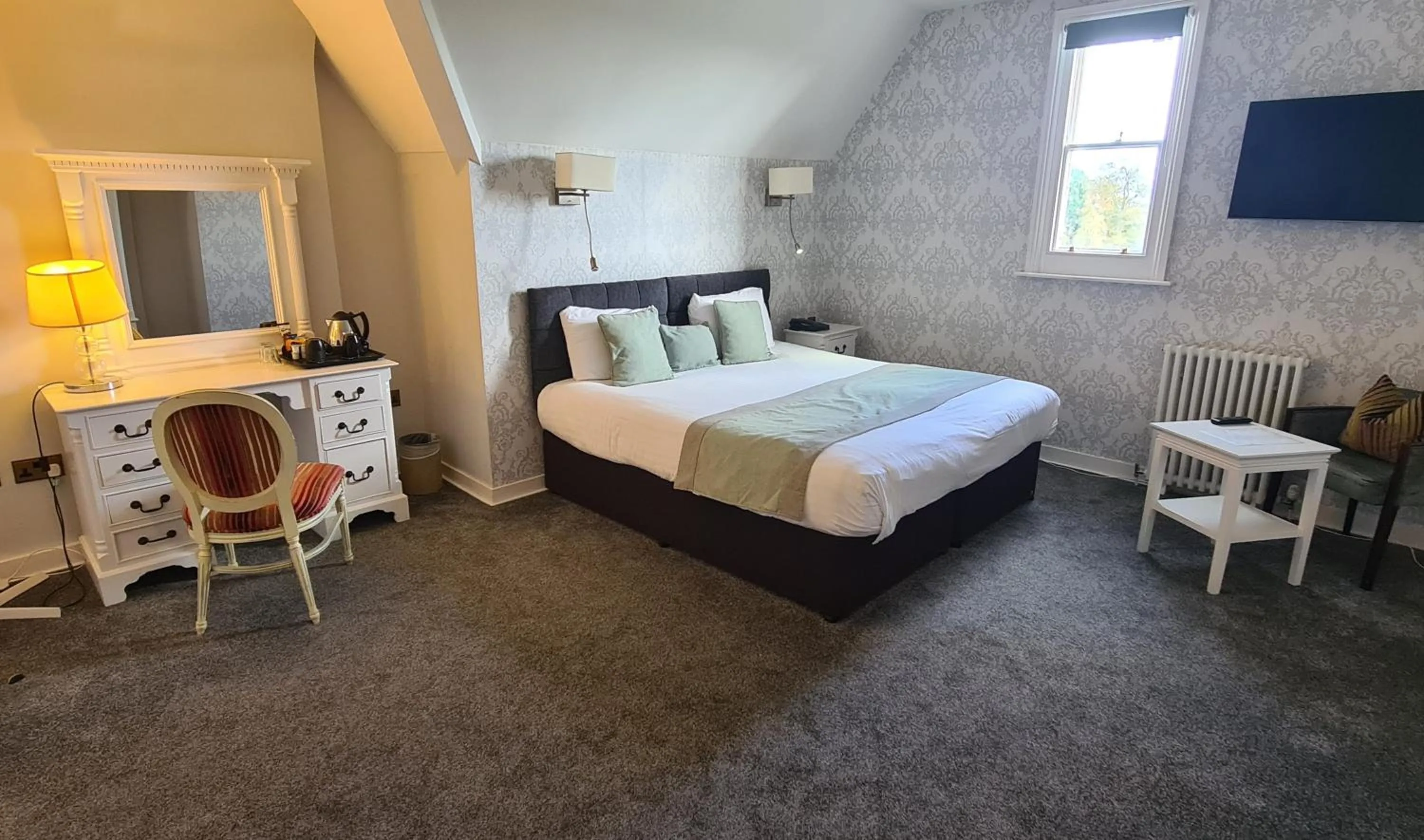 Bedroom, Bed in Shendish Manor Hotel & Golf Course