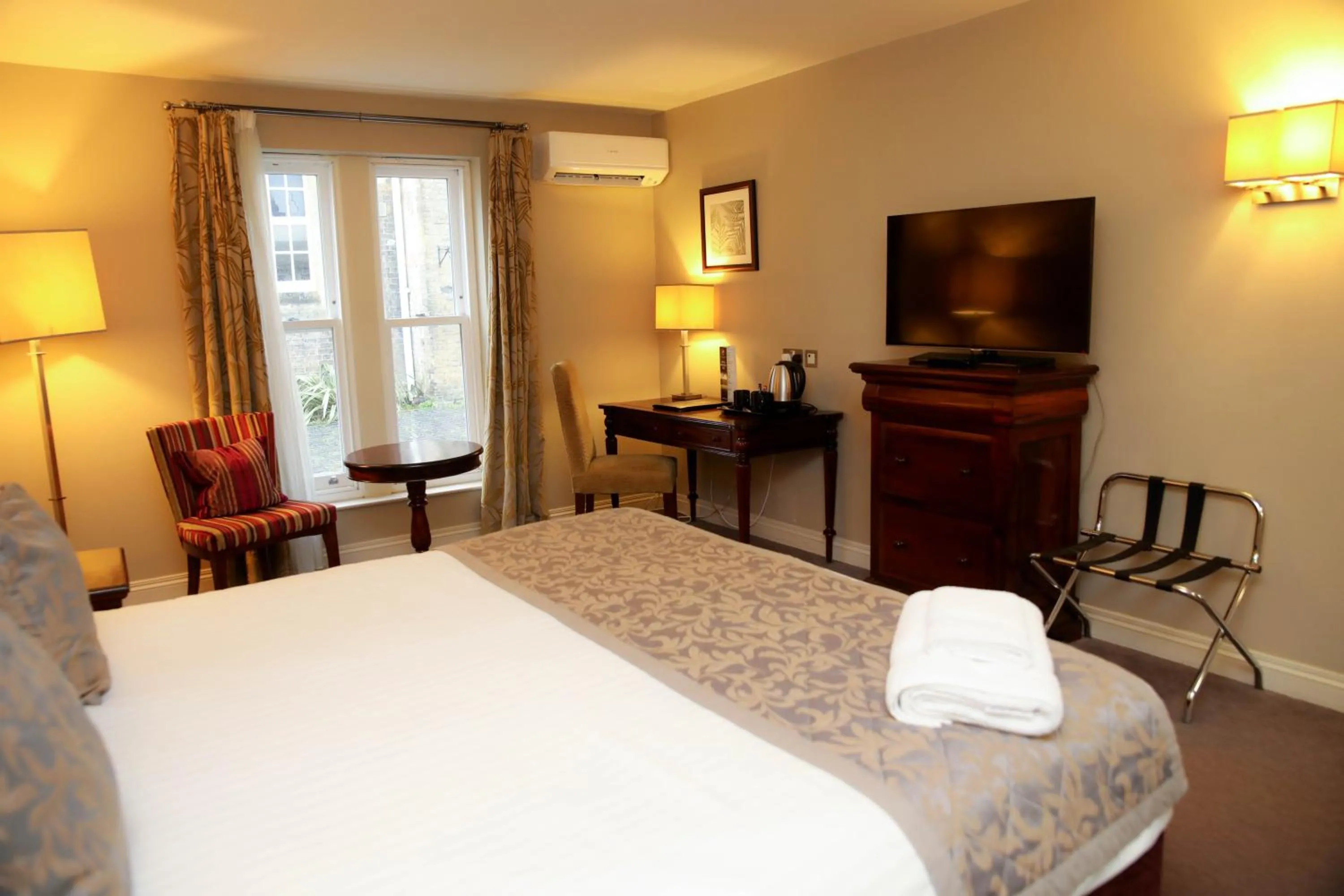 Bedroom, Bed in Shendish Manor Hotel & Golf Course