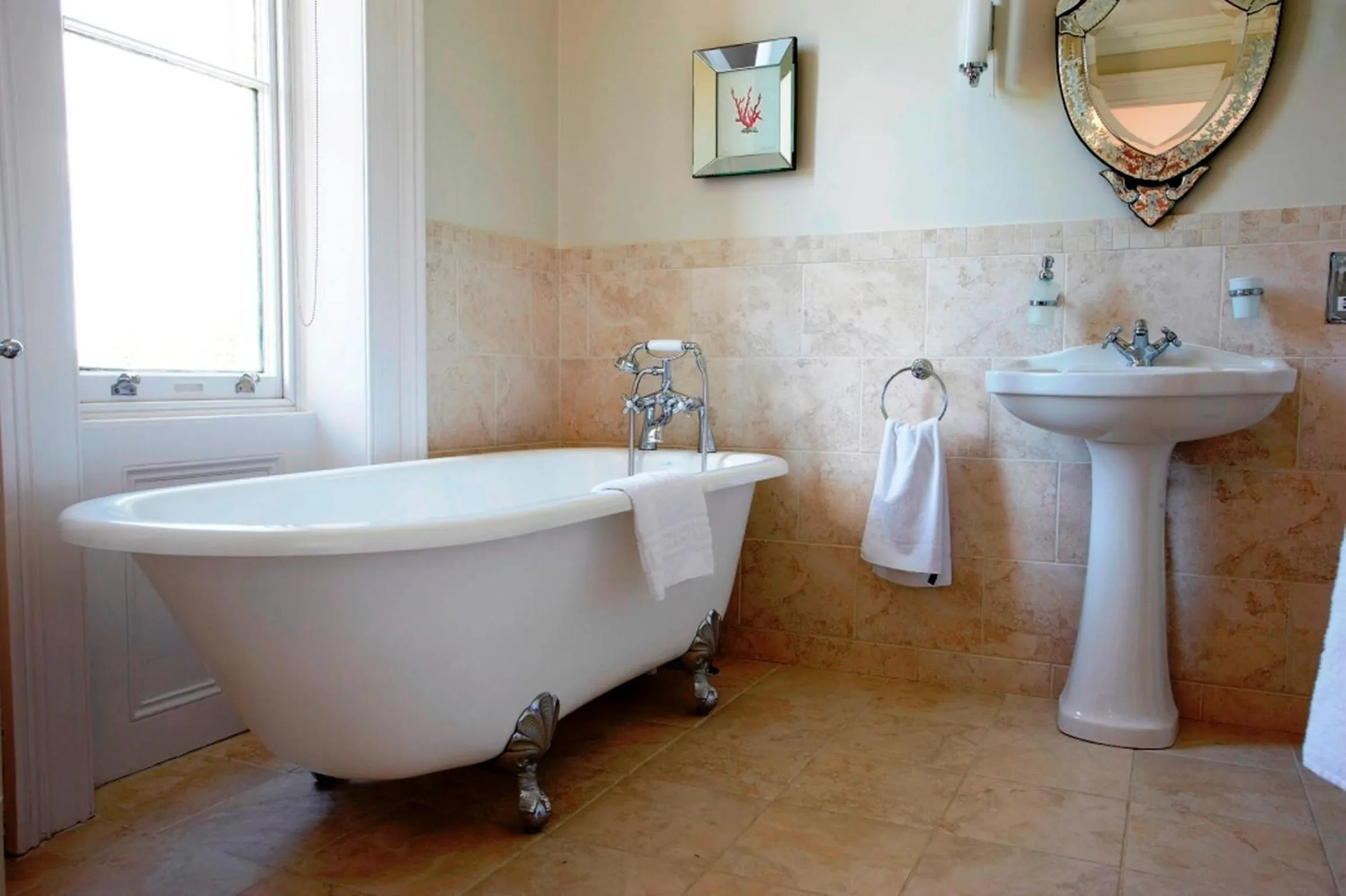 Bathroom in Shendish Manor Hotel & Golf Course