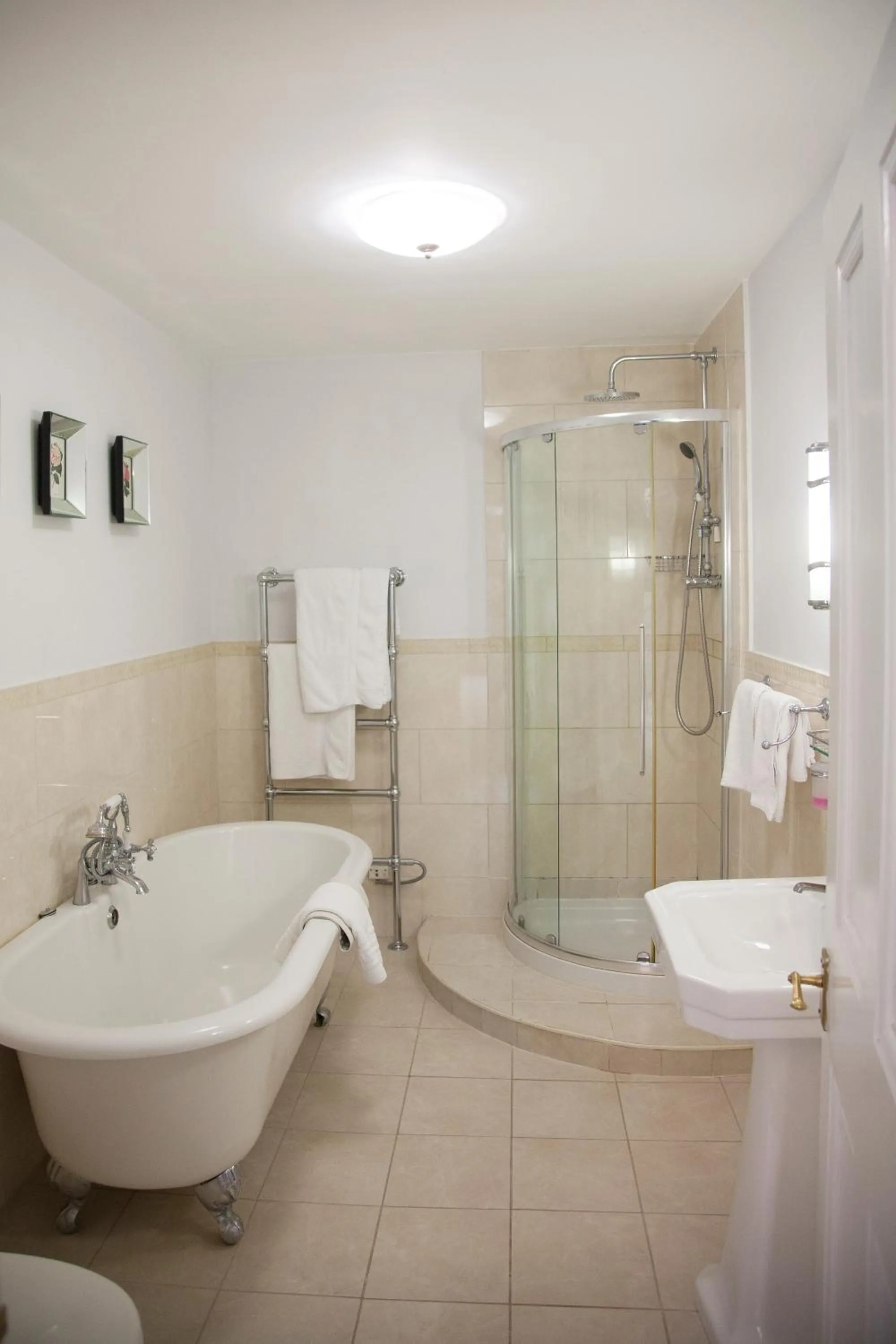 Bathroom in Shendish Manor Hotel & Golf Course