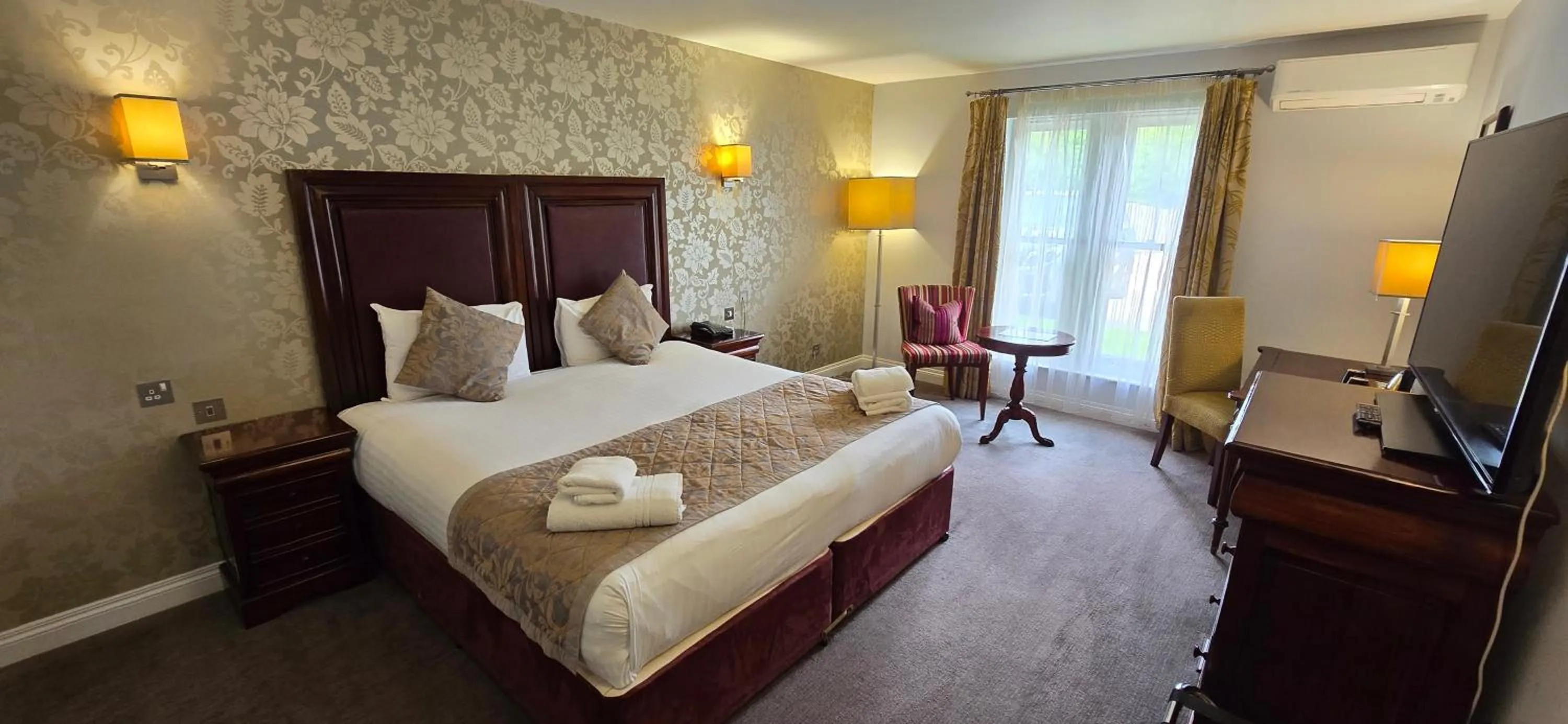 Photo of the whole room, Bed in Shendish Manor Hotel & Golf Course