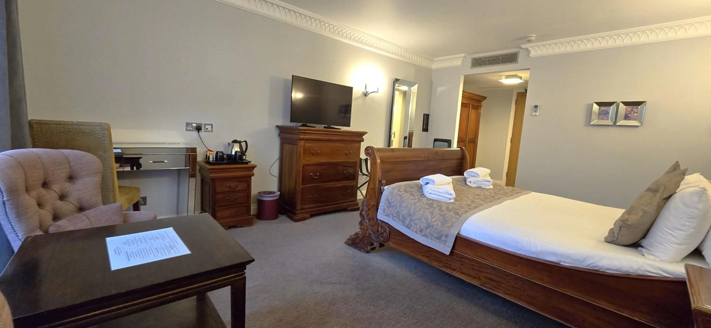 Photo of the whole room, Bed in Shendish Manor Hotel & Golf Course