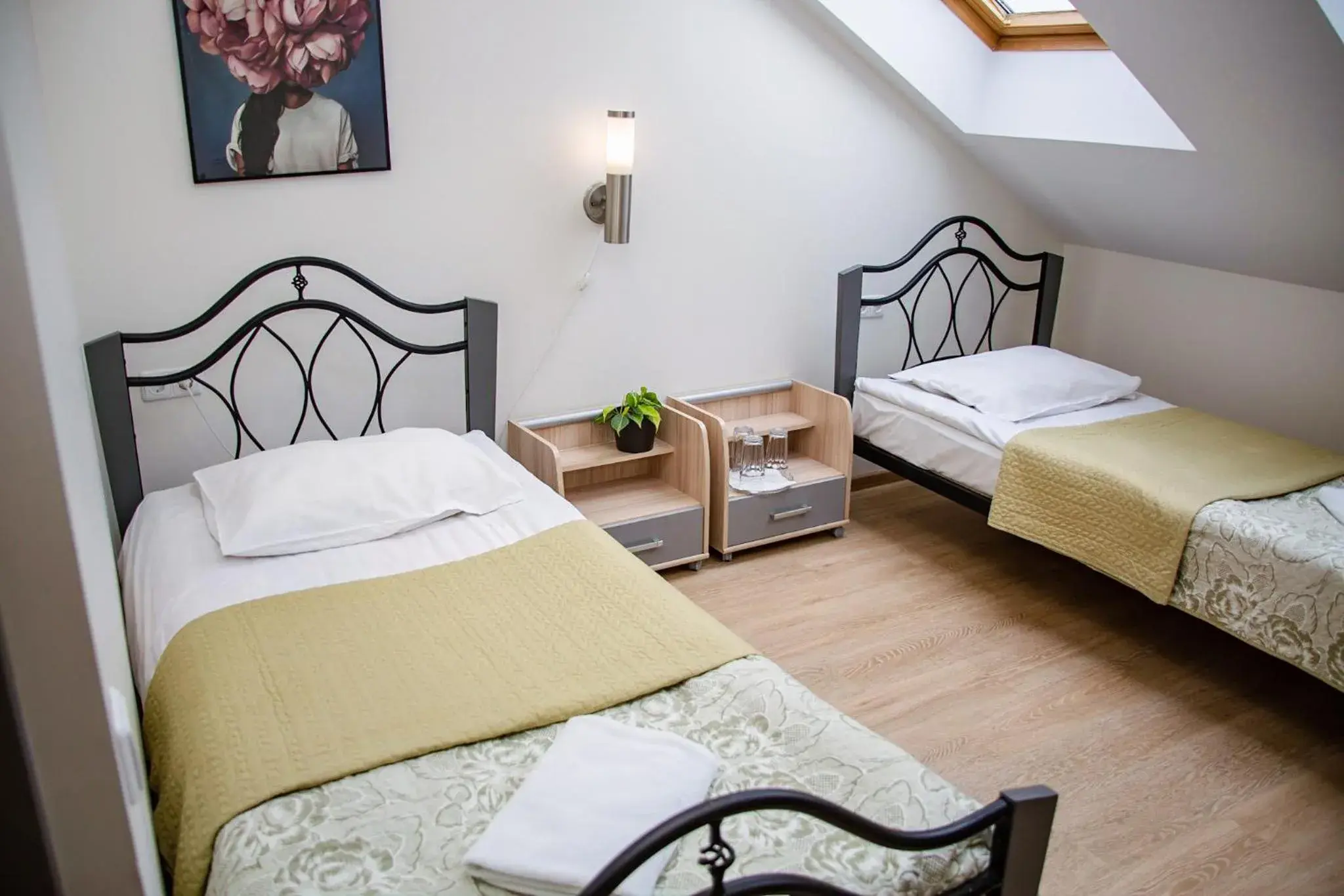 Twin Room with Bathroom in Hotel Pas Katina Twin Room with Bathroom in Hotel Pas Katina