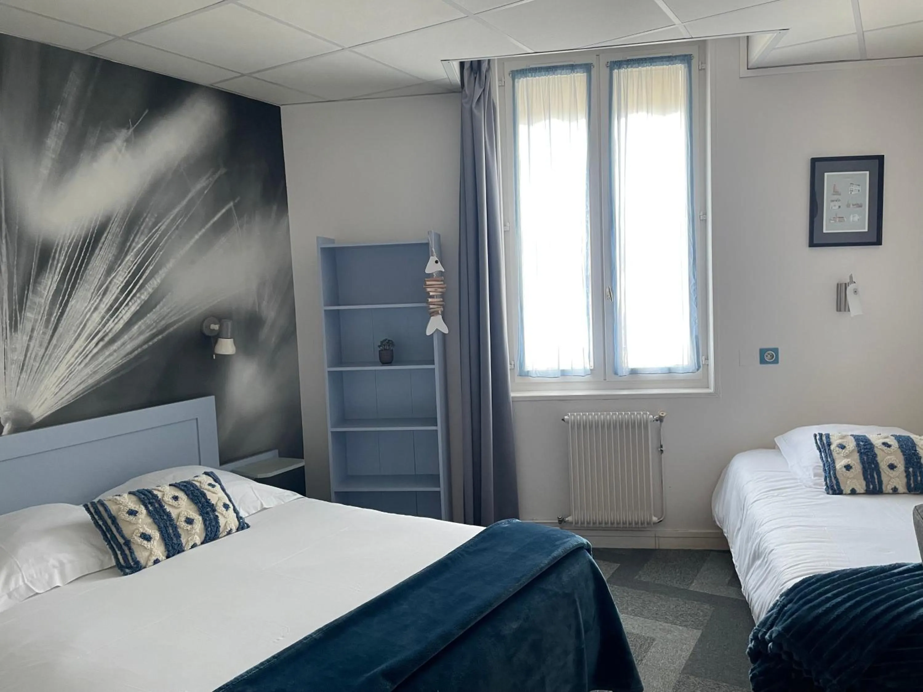 Shower, Bed in Hôtel de la Plage