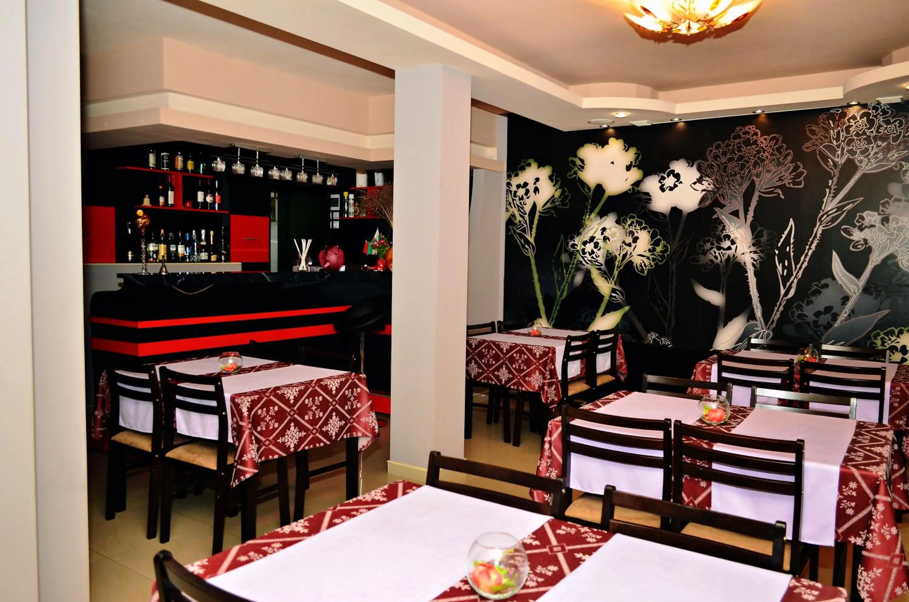 Restaurant/places to eat in Family Hotel Maraya