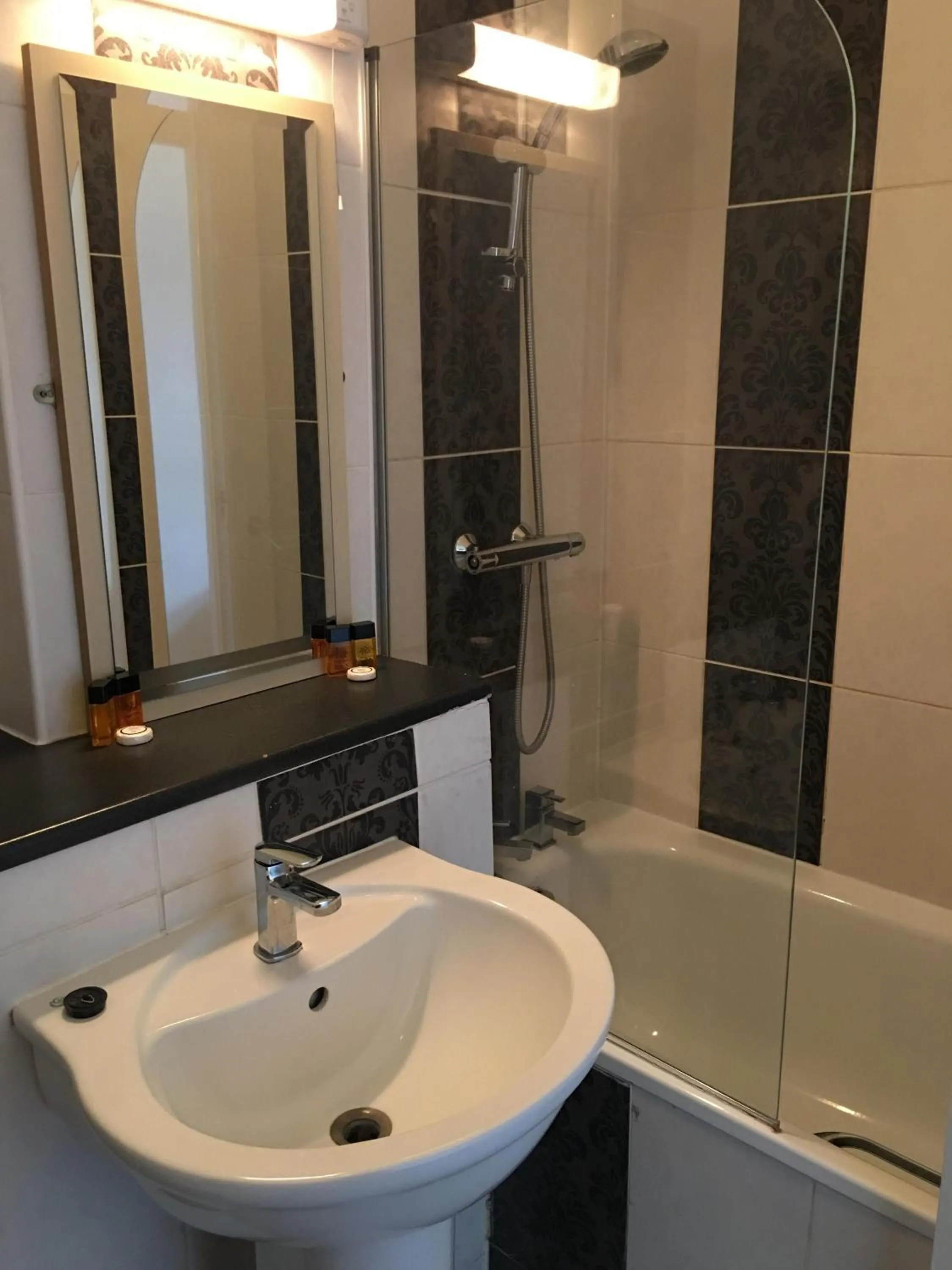 Bathroom in The Long Room Hotel and Bar