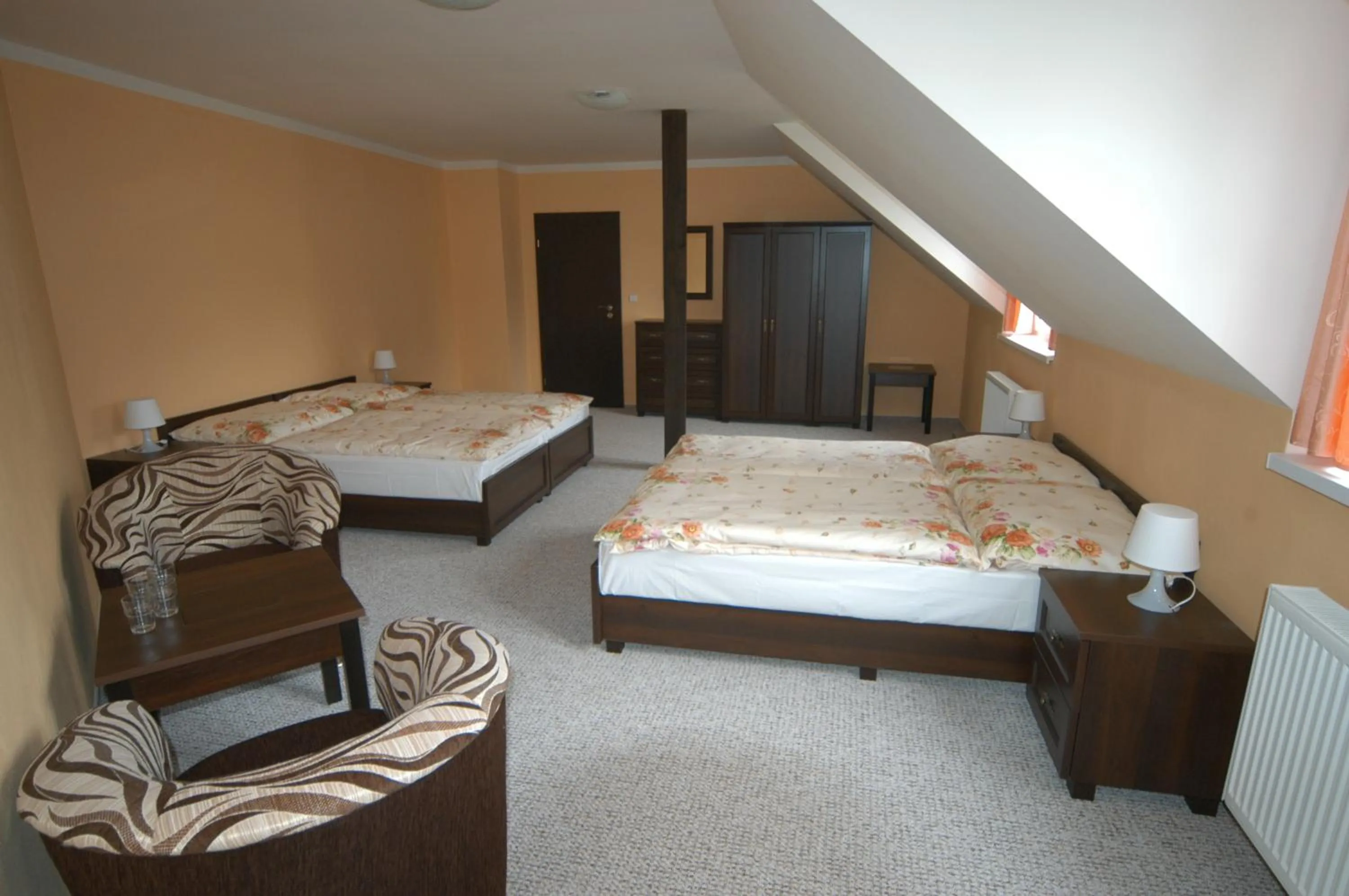 Photo of the whole room, Bed in Toscca