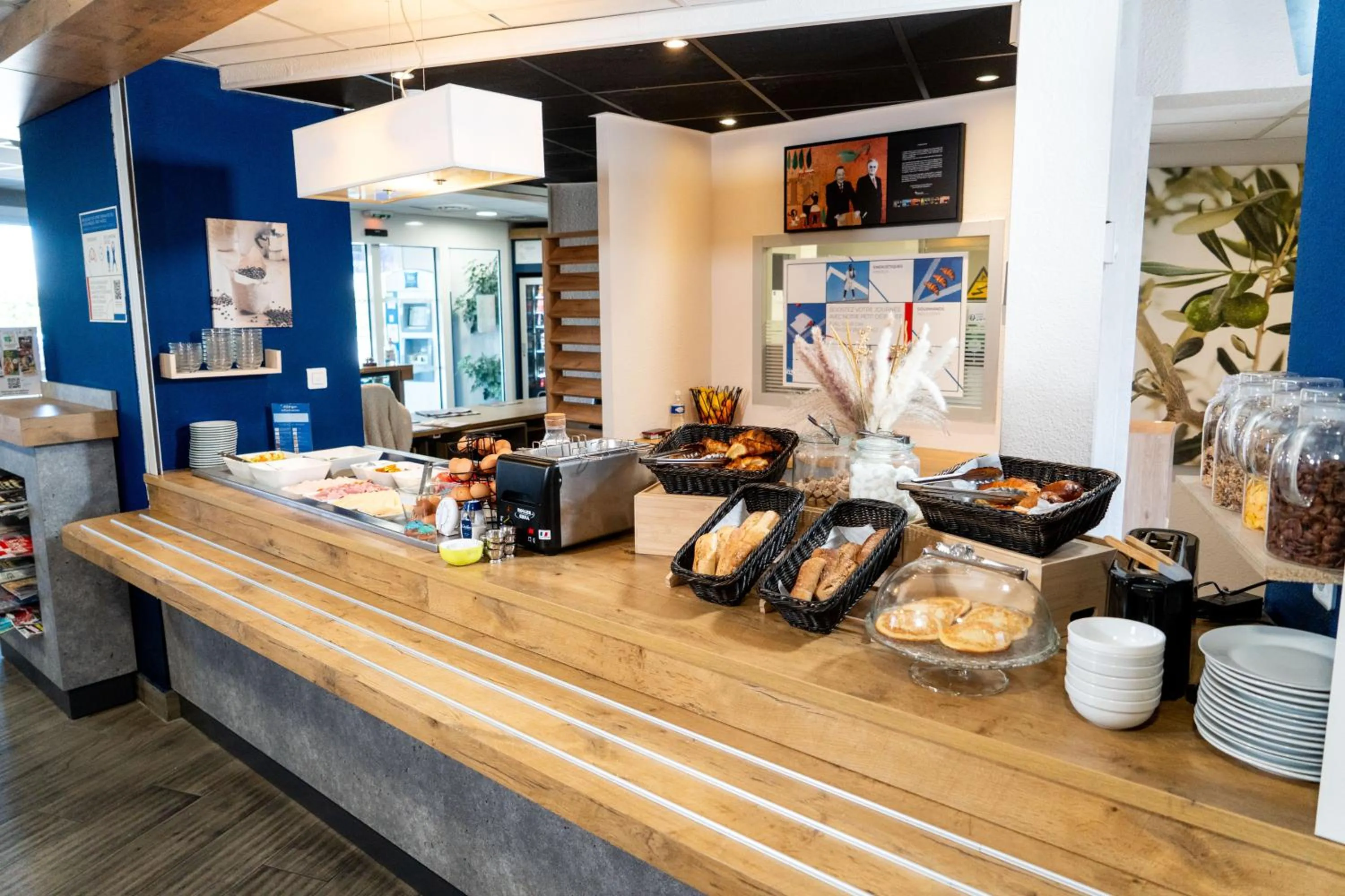 Food and drinks in ibis budget Aix en Provence