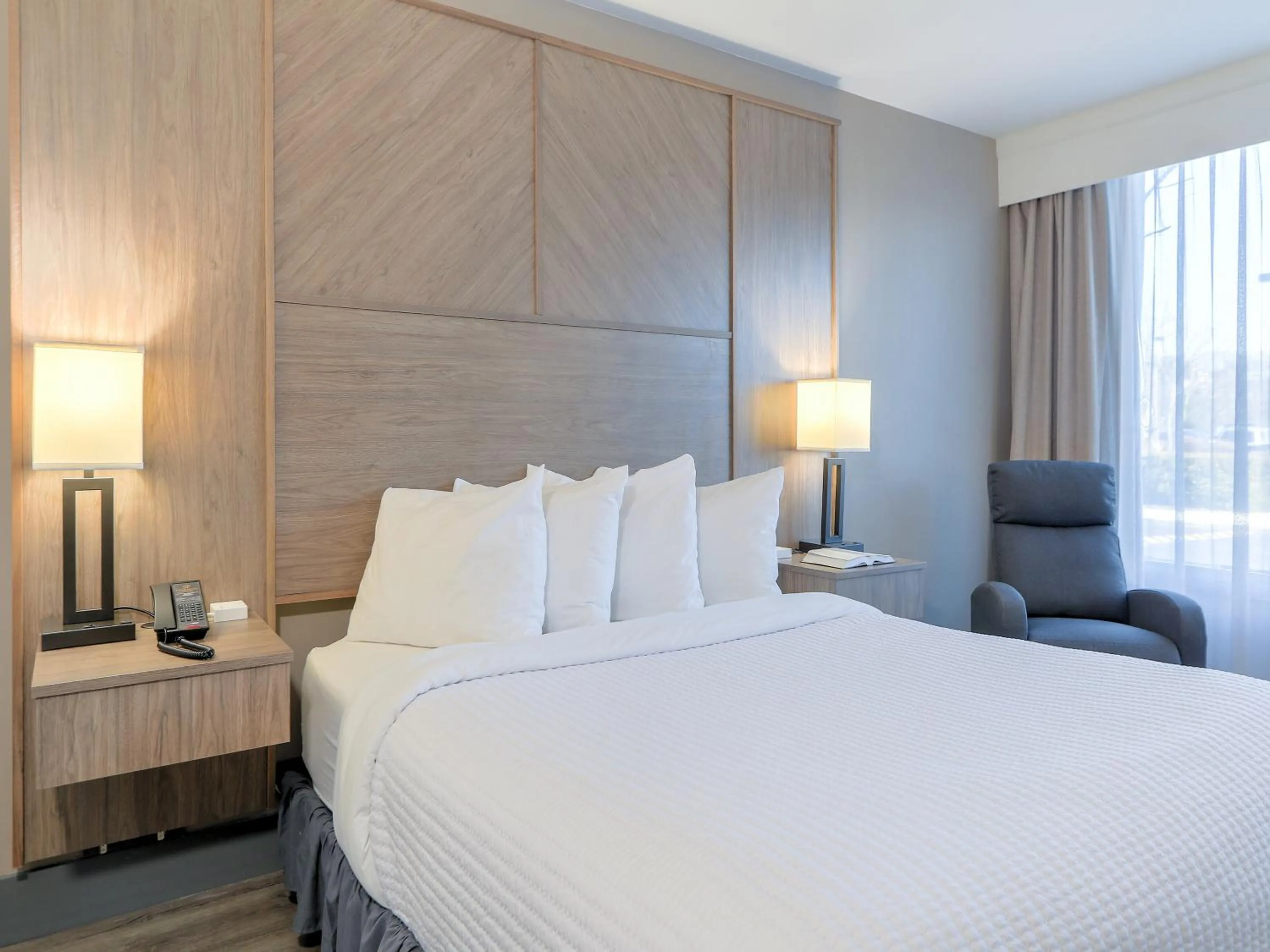 Bed in The Ramsey Hotel and Convention Center Pigeon Forge