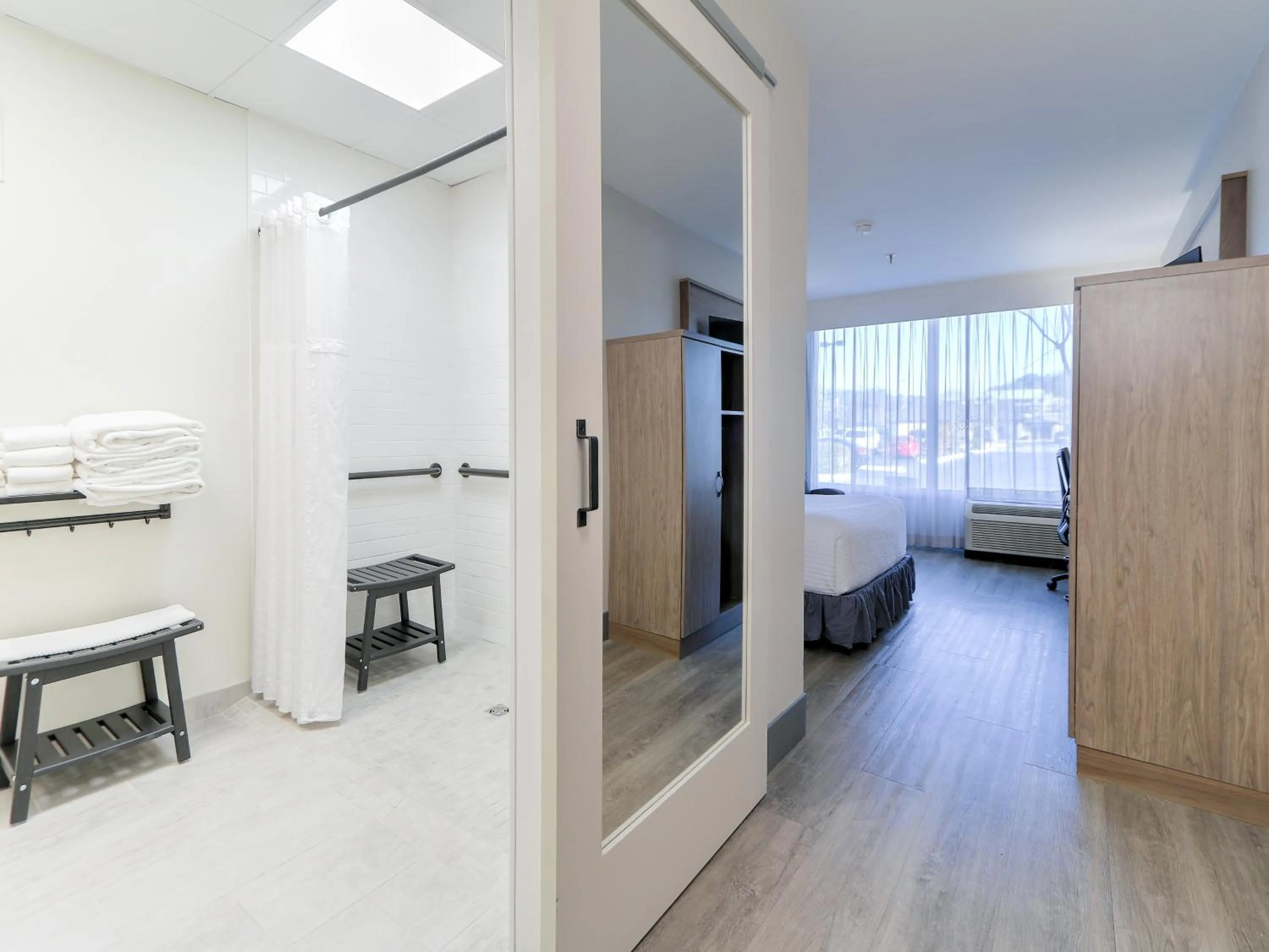 Bed in The Ramsey Hotel and Convention Center Pigeon Forge