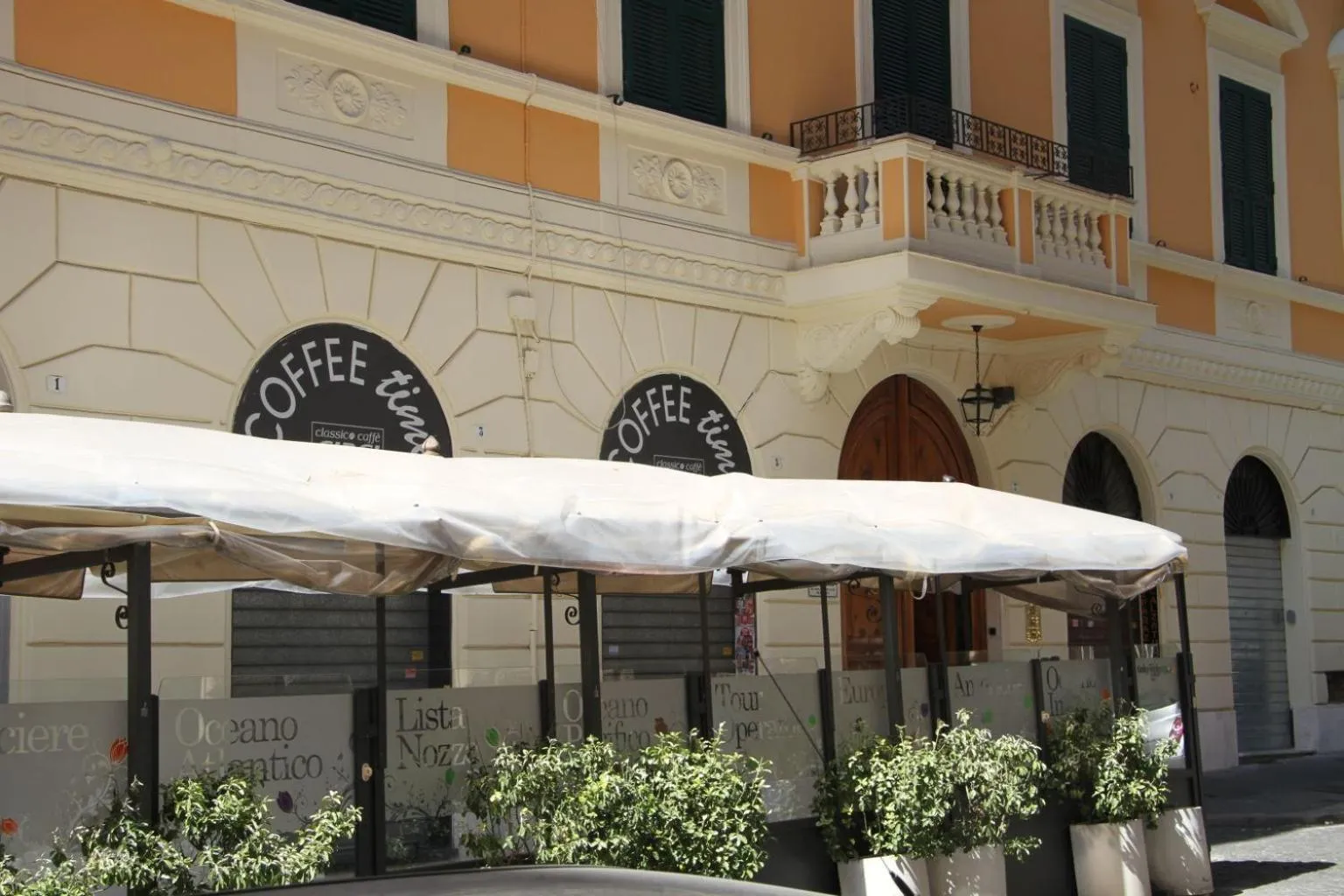 Facade/entrance in Domus RomAntica