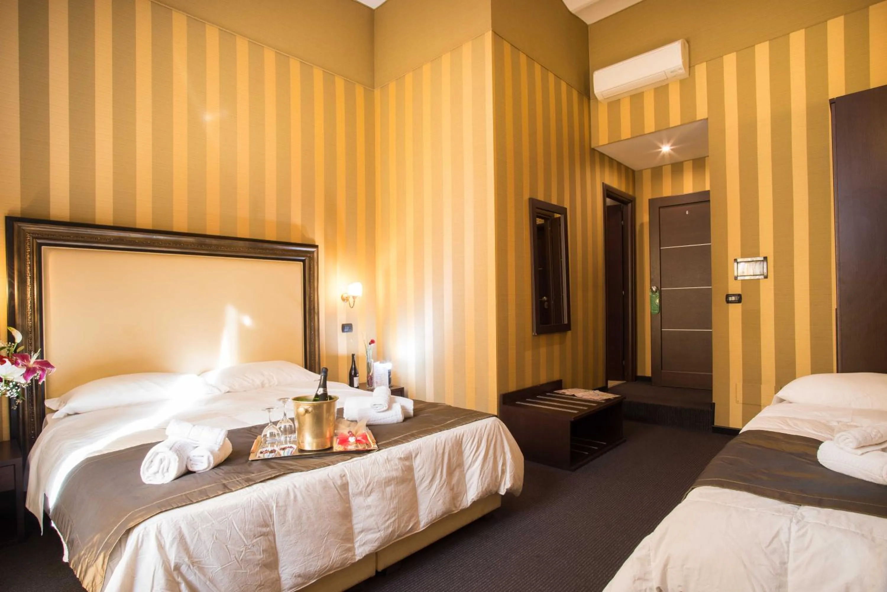 Photo of the whole room, Bed in Domus RomAntica