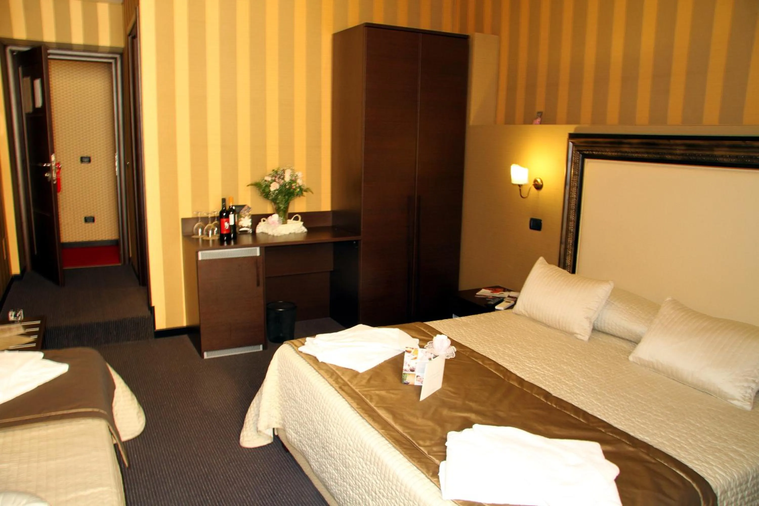 Photo of the whole room, Bed in Domus RomAntica