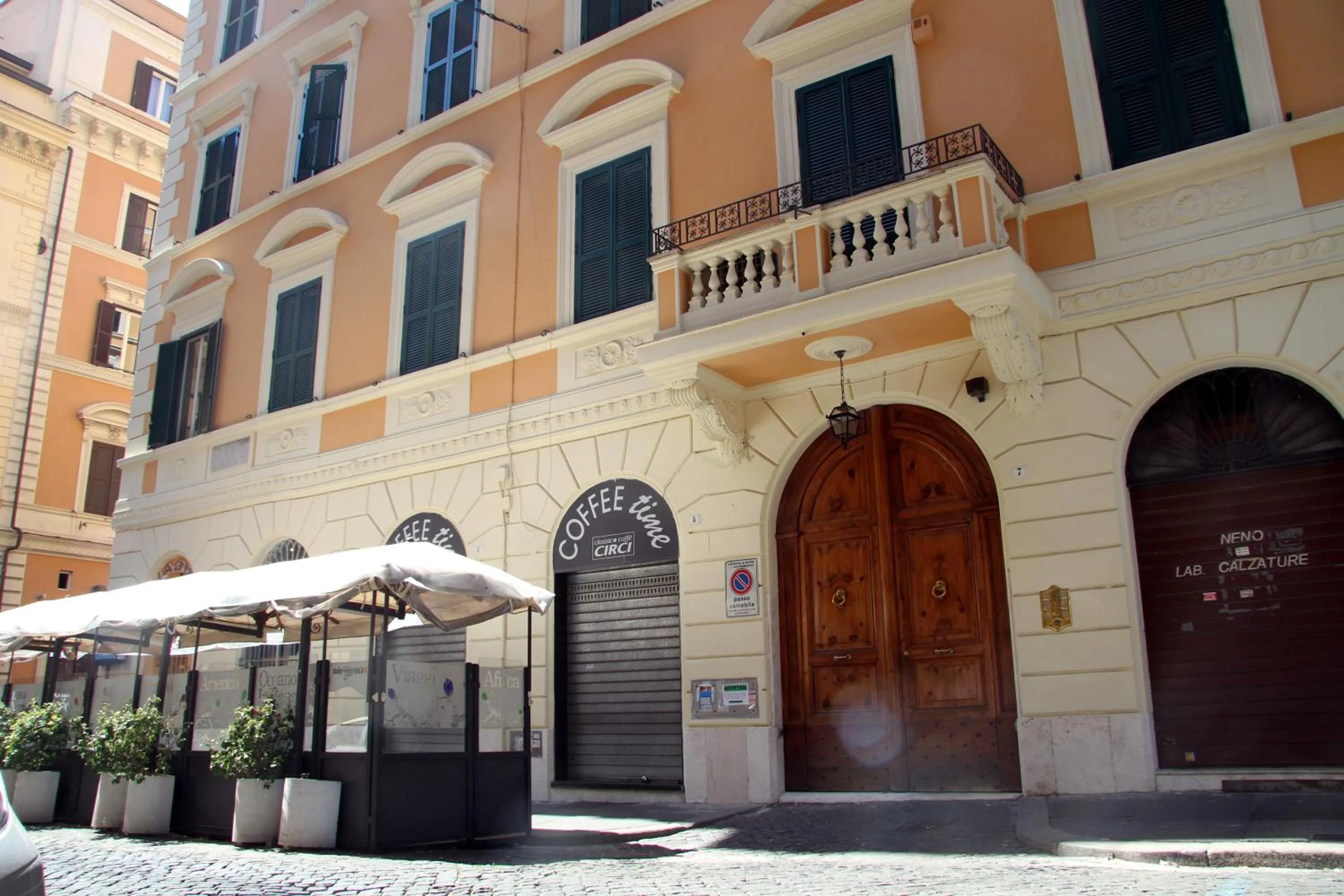 Facade/entrance in Domus RomAntica