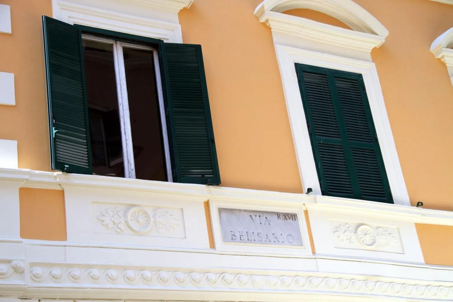 Facade/entrance in Domus RomAntica