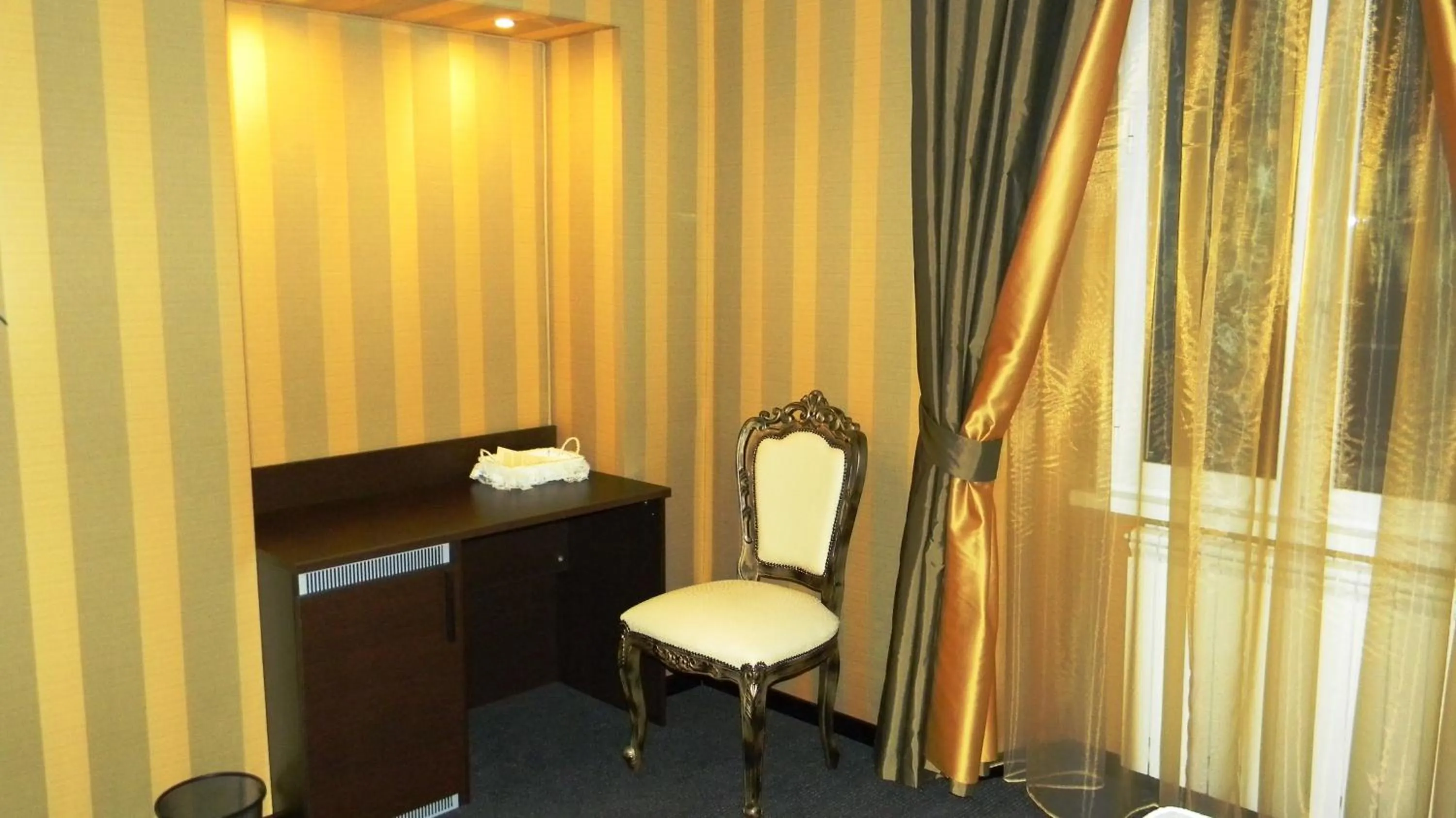 Seating area in Domus RomAntica