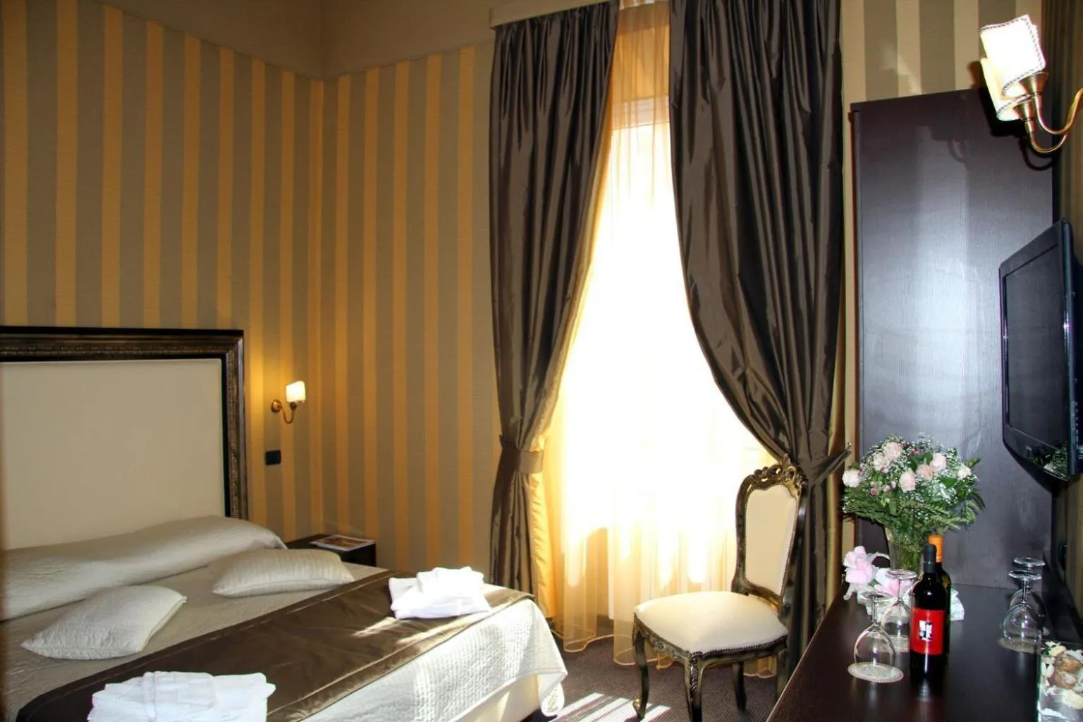 Photo of the whole room, Bed in Domus RomAntica