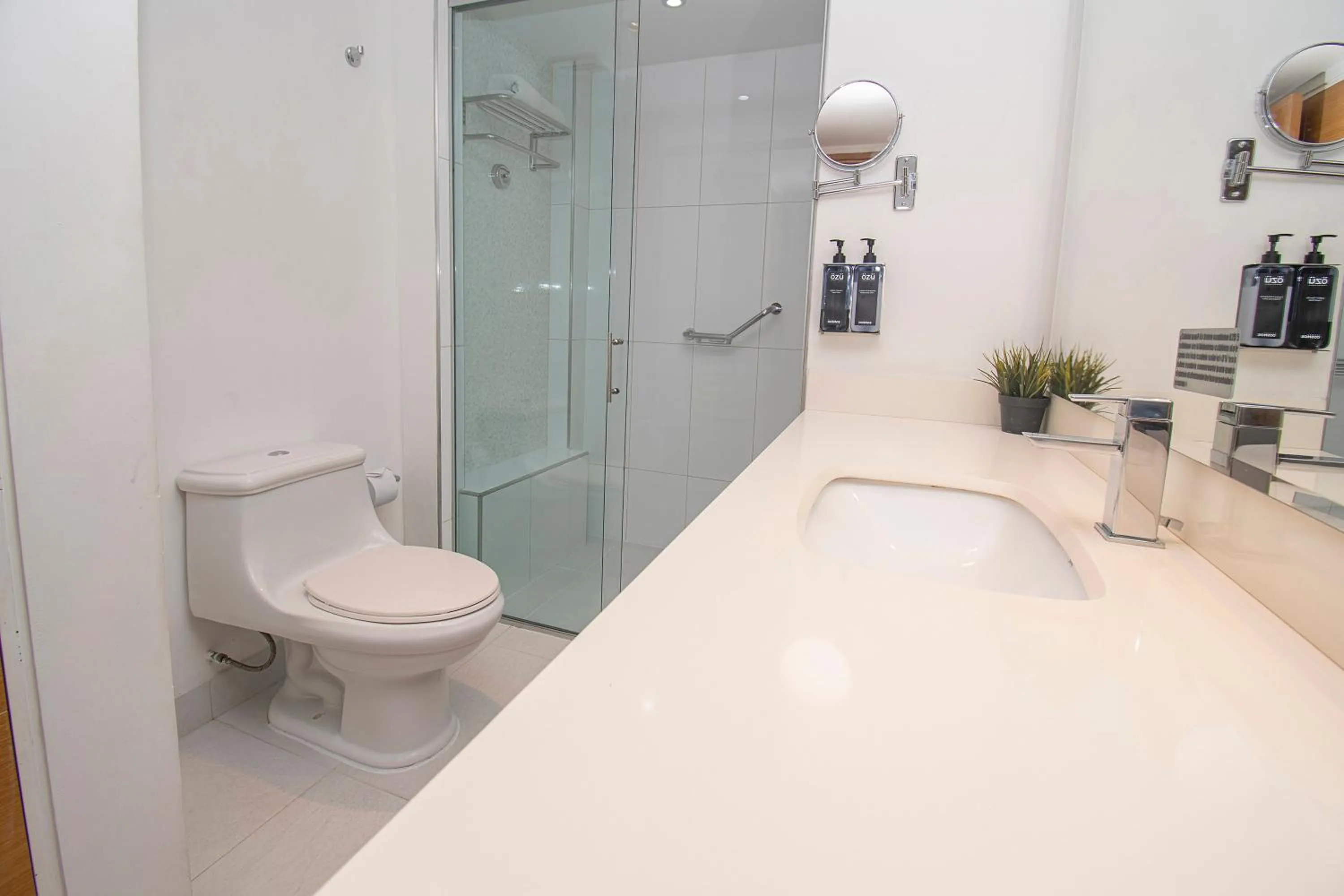 Bathroom in Hotel Cosmos Cali