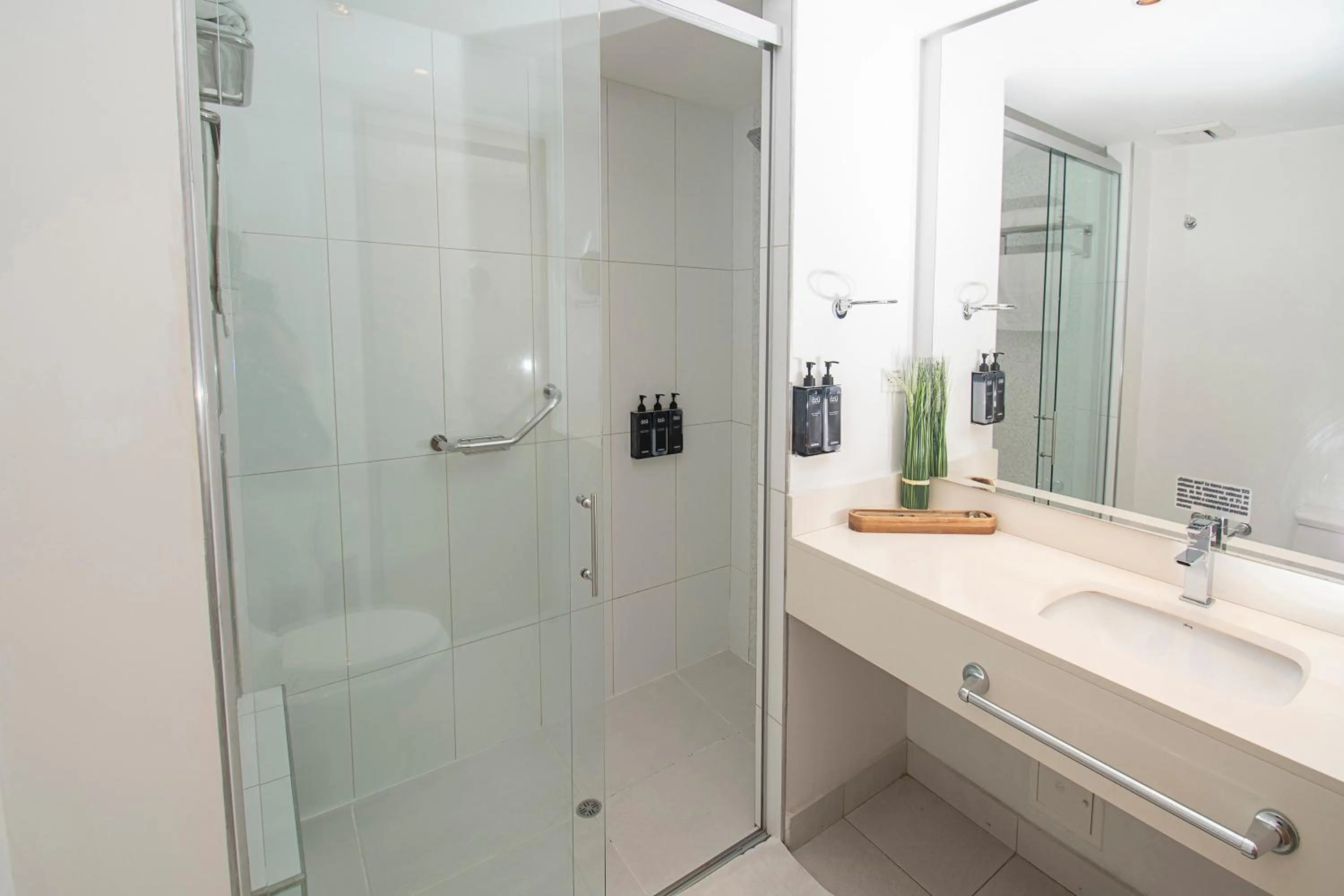 Bathroom in Hotel Cosmos Cali