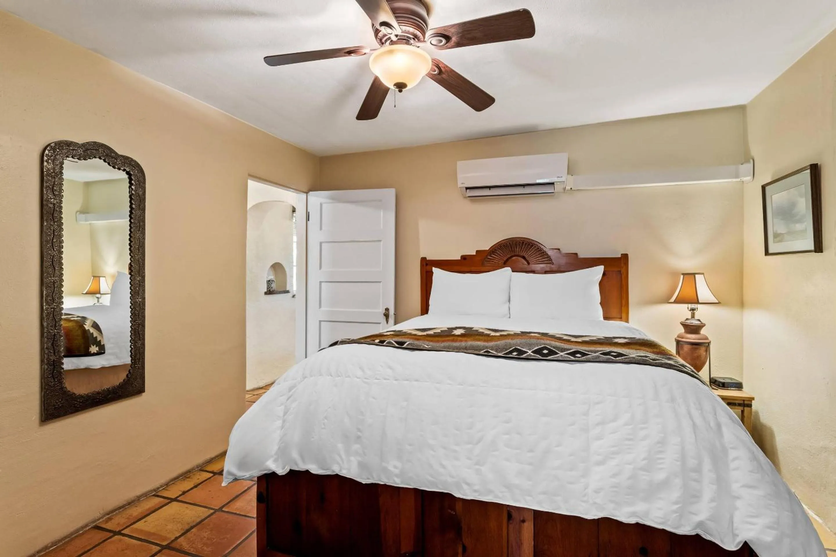 Bedroom, Bed in Casas de Suenos Old Town Historic Inn, an Ascend Collection Hotel