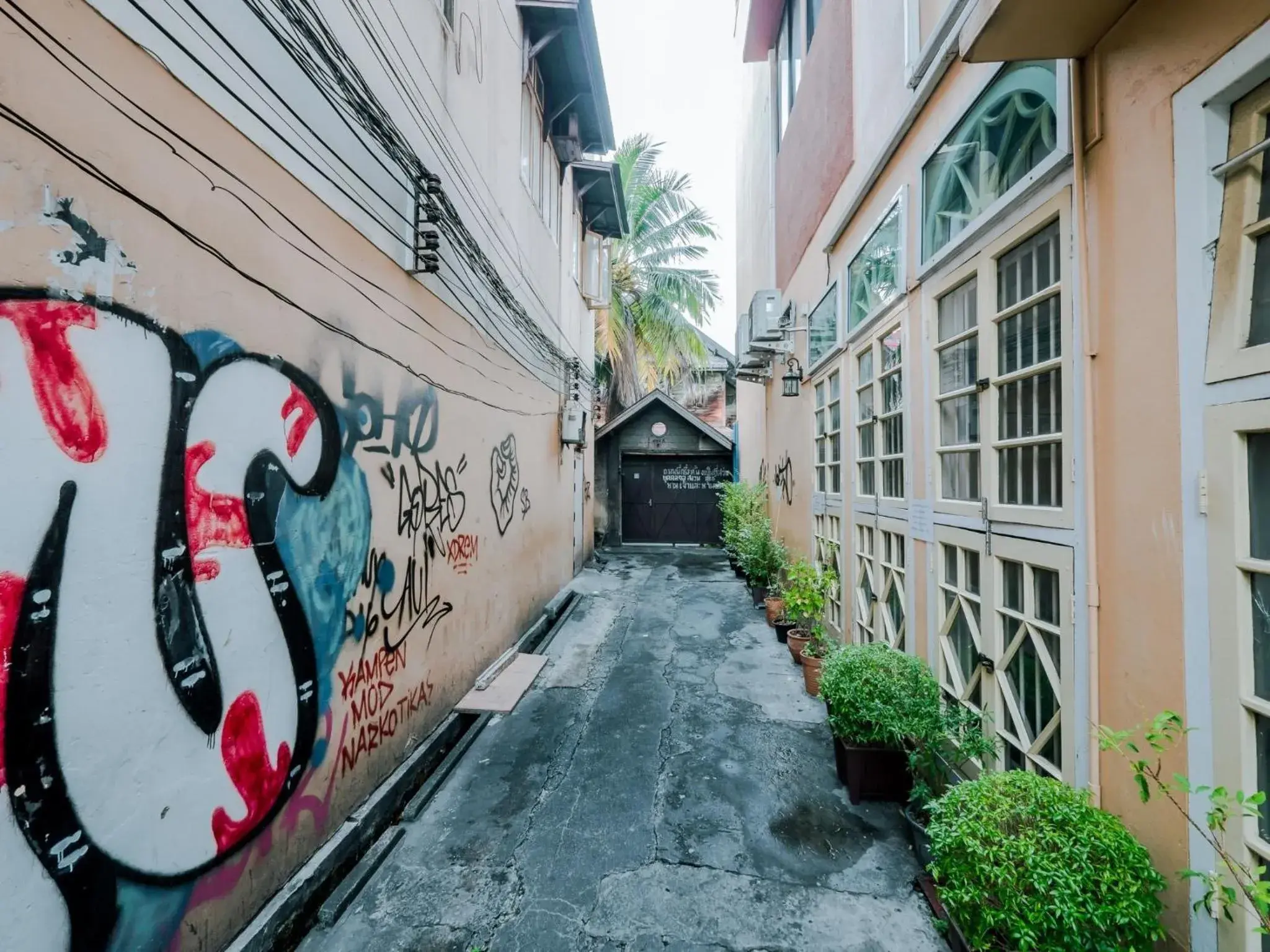 Property building in Zeds Hostel Bangkok Property building in Zeds Hostel Bangkok