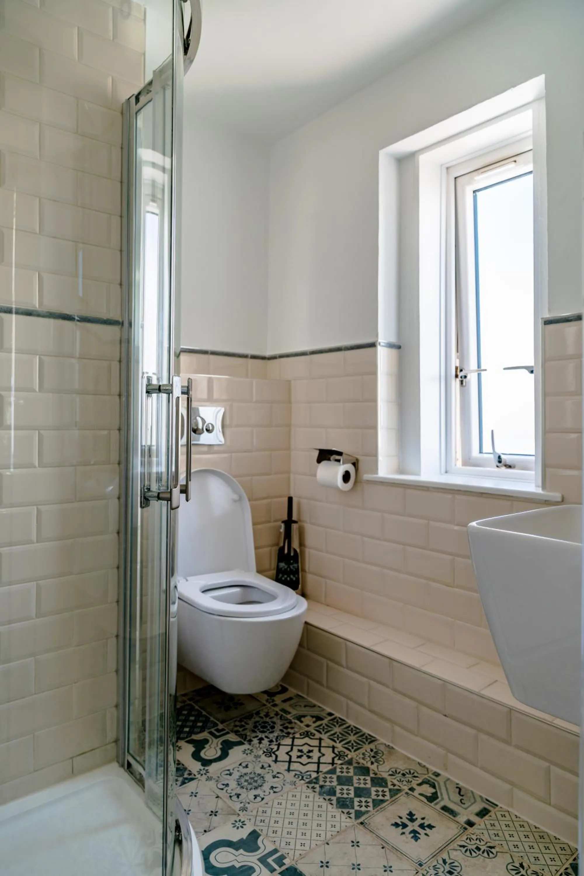 Shower in The Strand Hotel, the former residence of Oscar Wilde