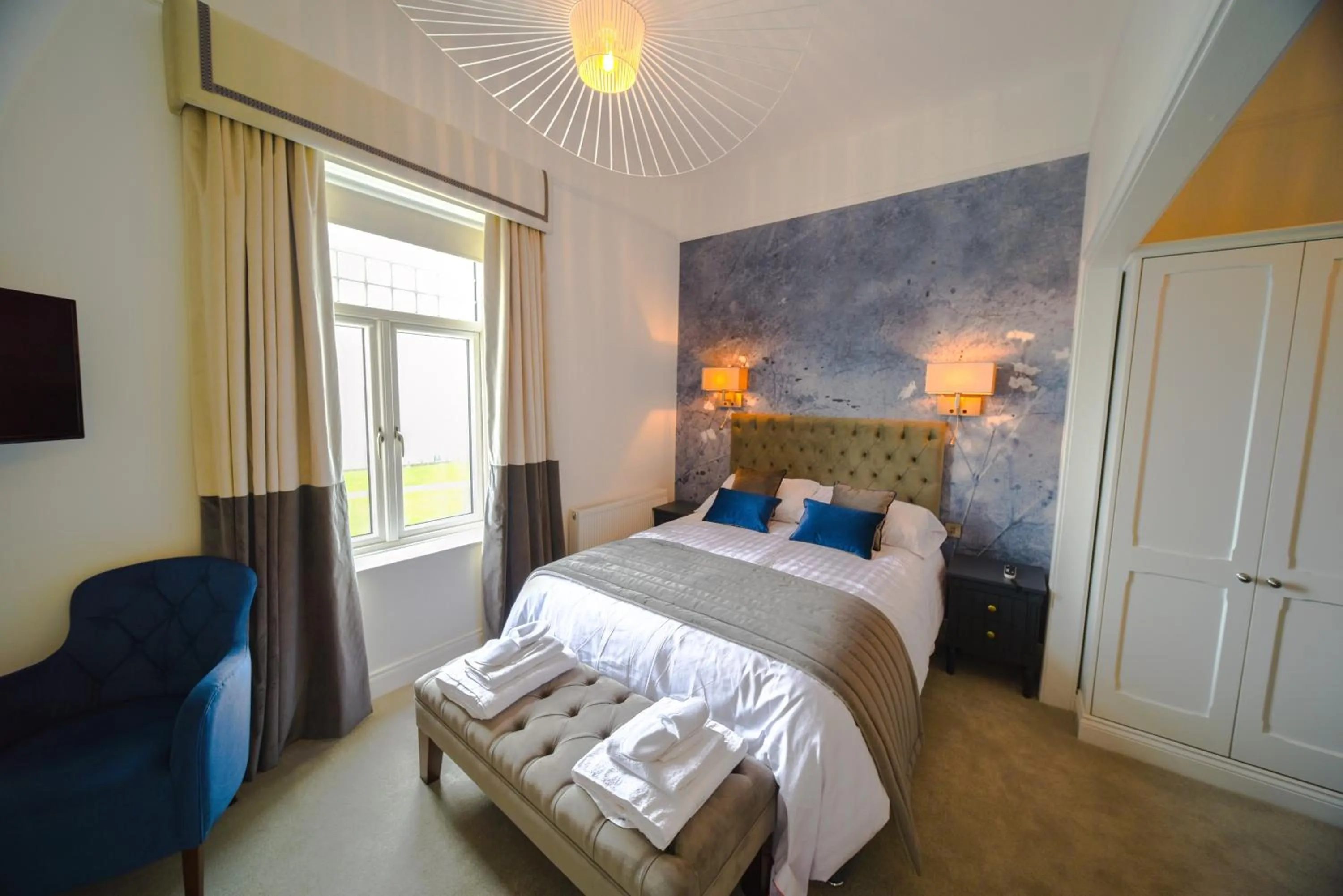 Photo of the whole room, Bed in The Strand Hotel, the former residence of Oscar Wilde