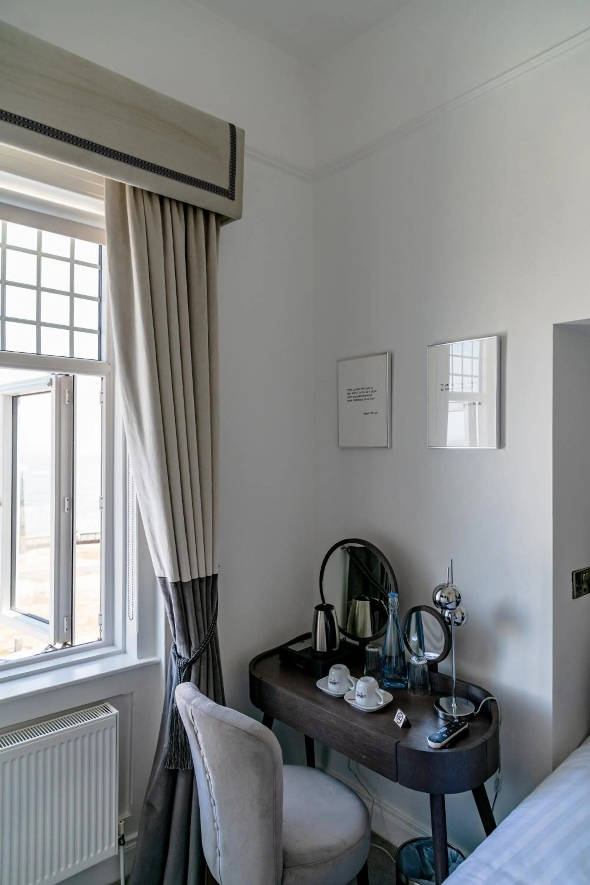 Coffee/tea facilities, Bed in The Strand Hotel, the former residence of Oscar Wilde