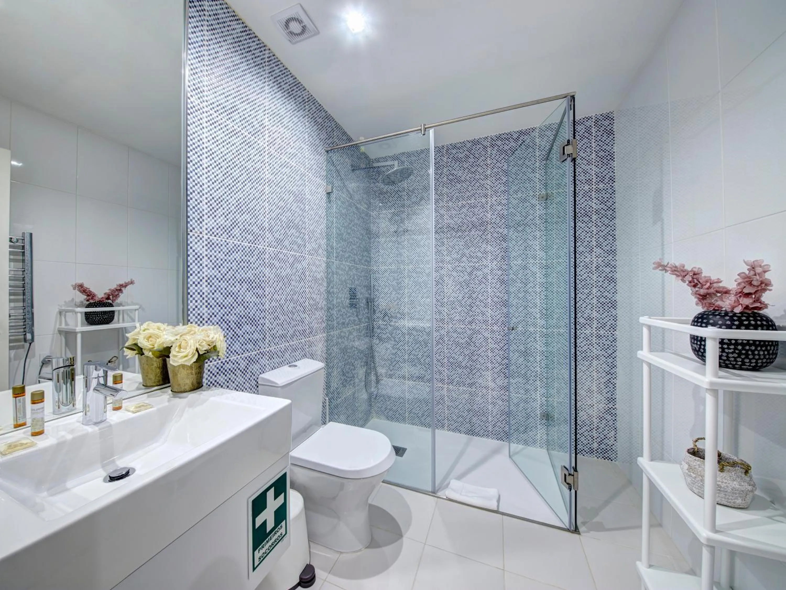 Shower in Porto Downtown Lovers Suites: Bombarda 451