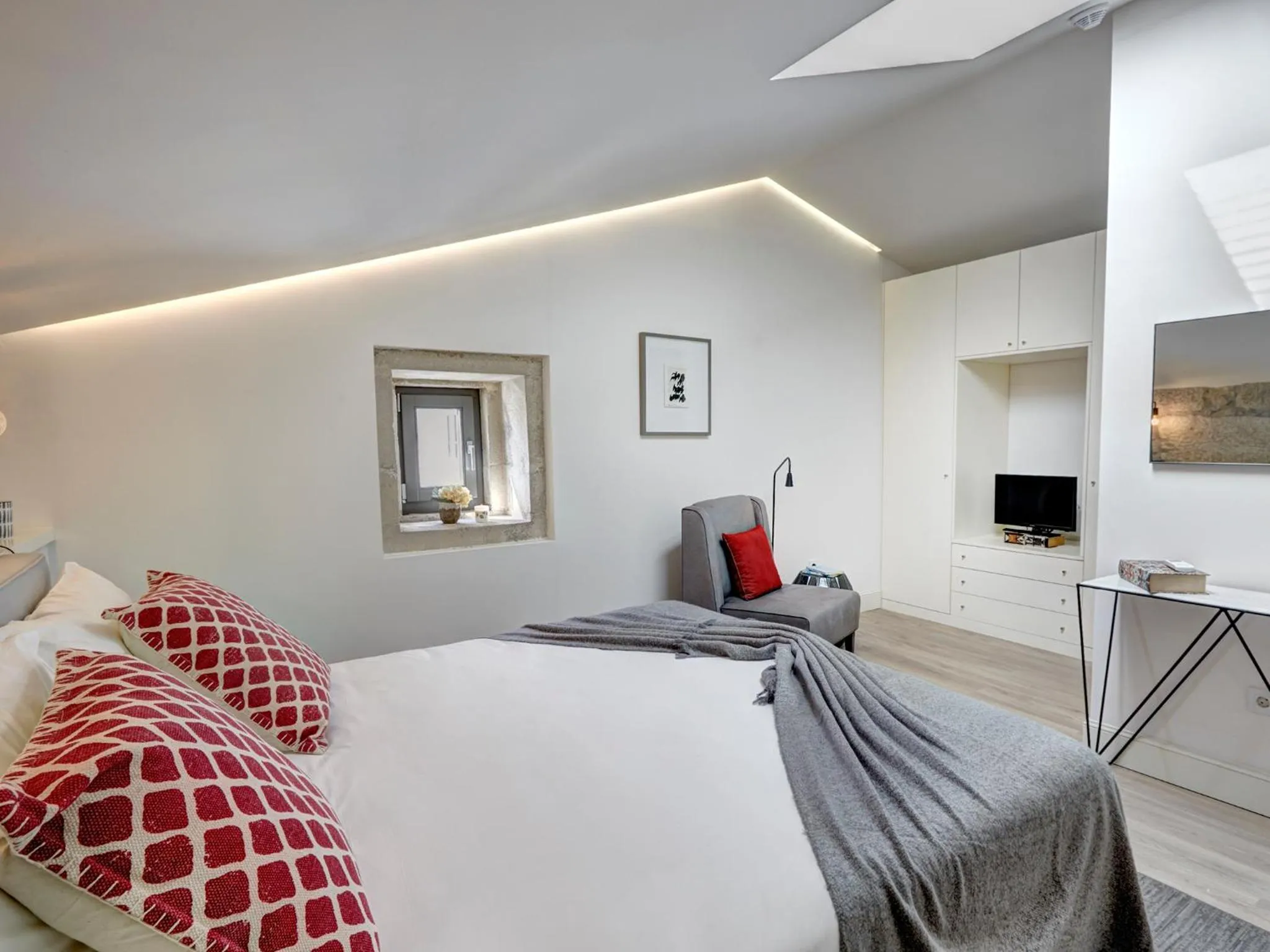 Bedroom, Bed in Porto Downtown Lovers Suites: Bombarda 451